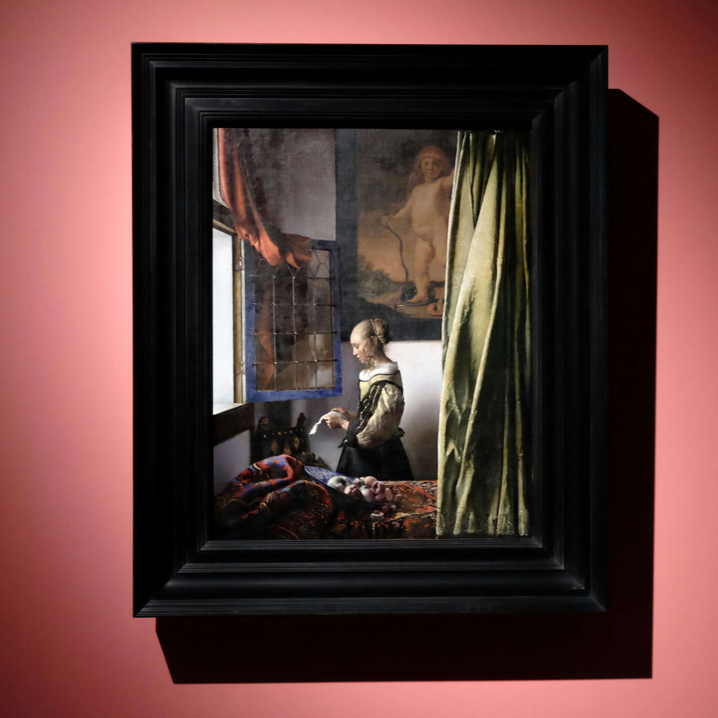 修復されたフェルメール 窓辺で手紙を読む女 が来日 東京都美術館で見る フェルメールと17世紀オランダ絵画展 美術手帖 修復されたフェルメール 窓辺で手紙を読む女 が来日 東京都美術館で見る フェルメールと17世紀オランダ絵画展 美術手帖