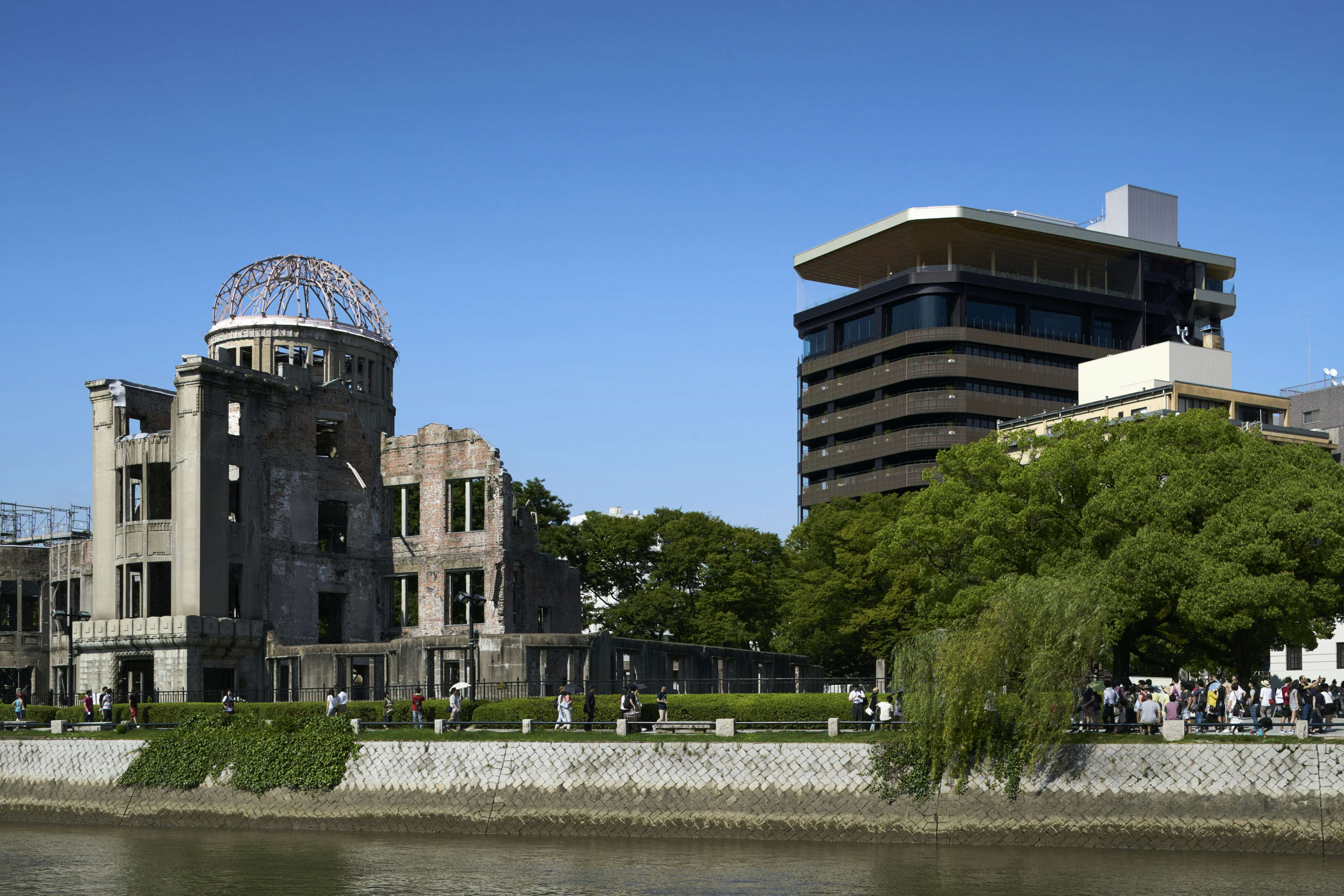 戦後100年の願いをHIROSHIMAに描き、希望へつなぐ。おりづるタワーでウォールアートプロジェクトが始動｜美術手帖