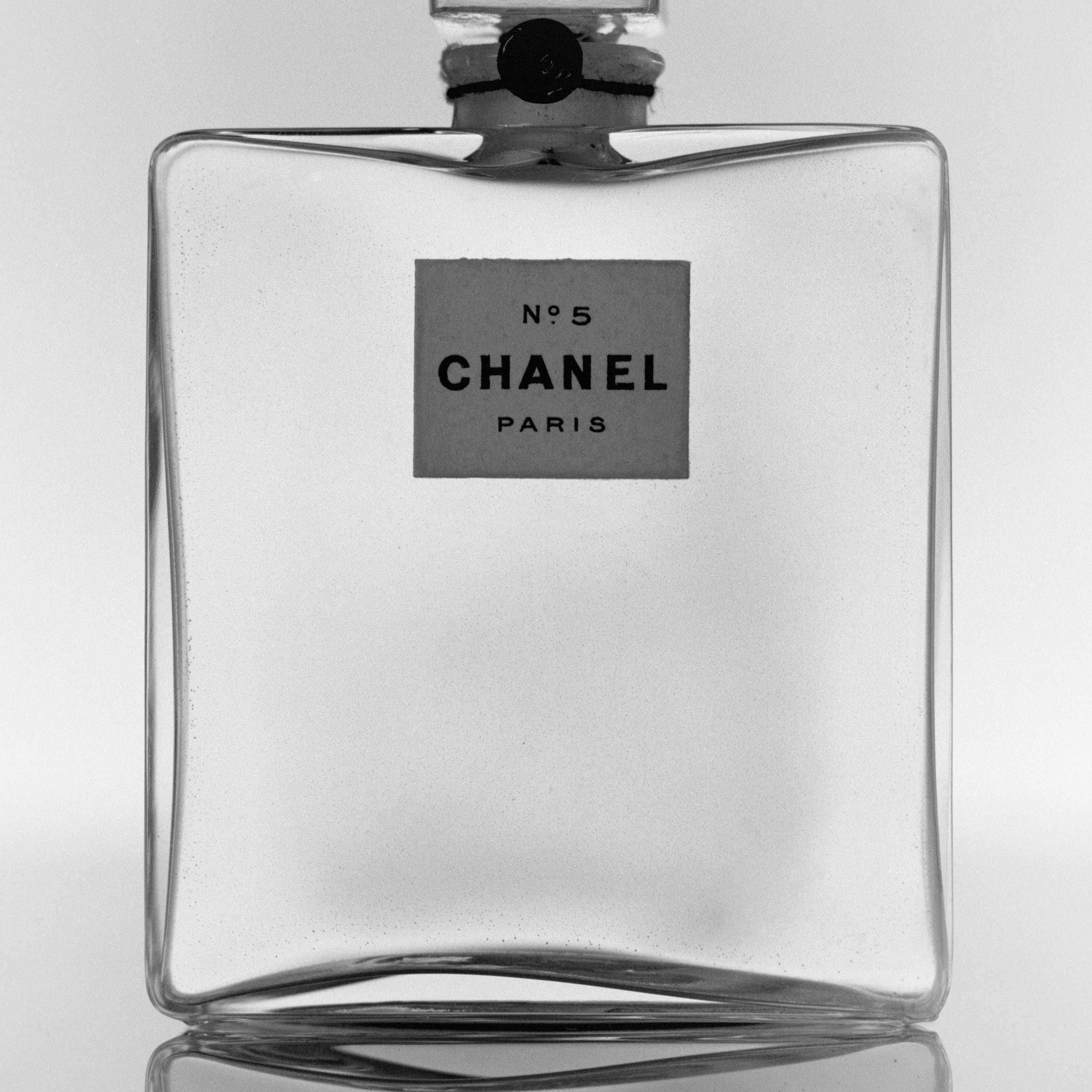 衣装の代表作からn 5香水瓶 アクセサリーまでが集結 三菱一号館美術館でのシャネル展の詳細が発表 美術手帖 衣装の代表作からn 5香水瓶 アクセサリーまでが集結 三菱一号館美術館でのシャネル展の詳細が発表 美術手帖