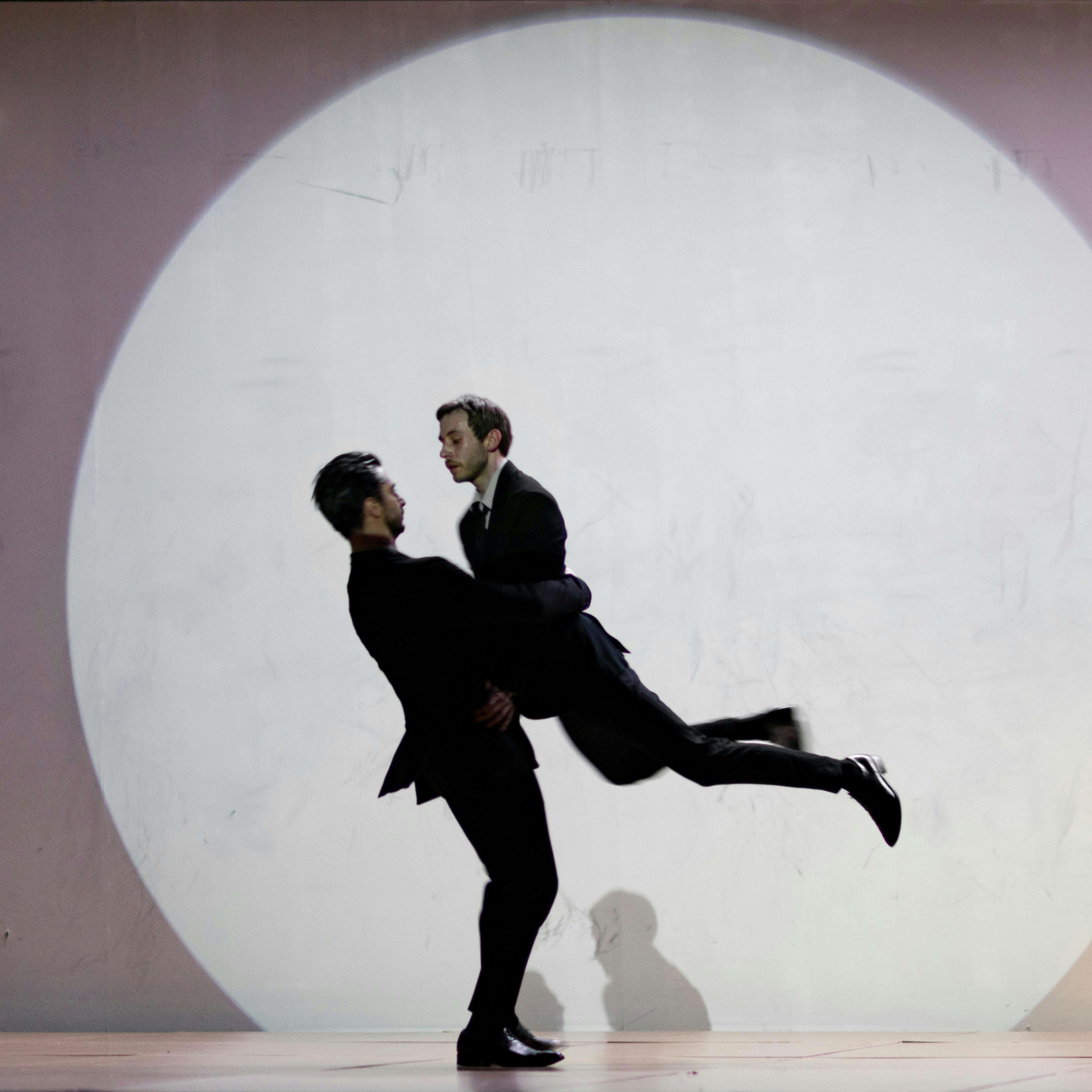 ギリシャを代表する振付家 ディミトリス パパイオアヌーの最新作 Transverse Orientation が埼玉と京都で上演 美術手帖 ギリシャを代表する振付家 ディミトリス パパイオアヌーの最新作 Transverse Orientation が埼玉と京都で上演 美術手帖