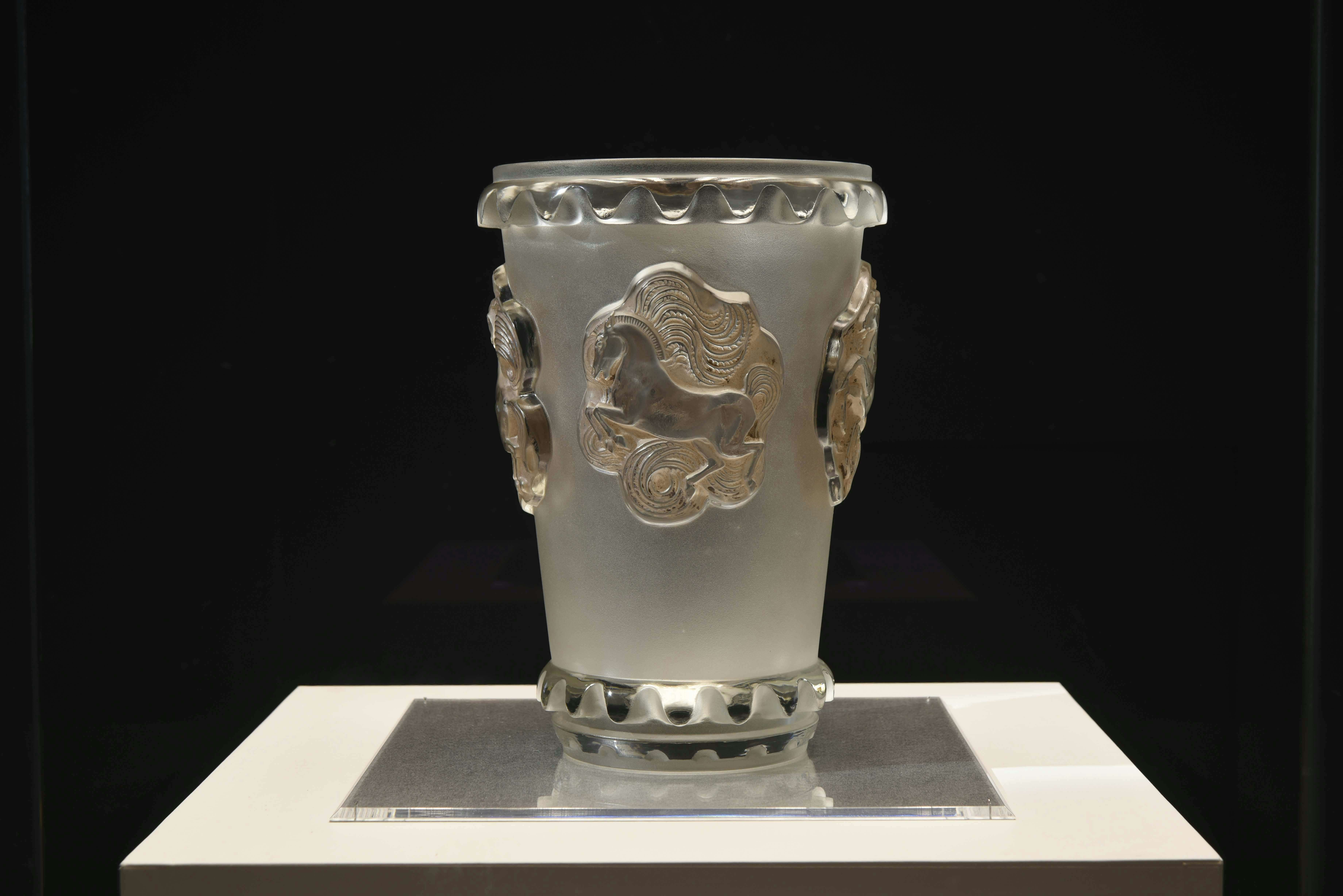 ガラスが映える美術館で感じるルネ・ラリックの想像力。「ルネ・ラリック－アール・デコのガラス」が岡崎市美術博物館で開催中｜美術手帖