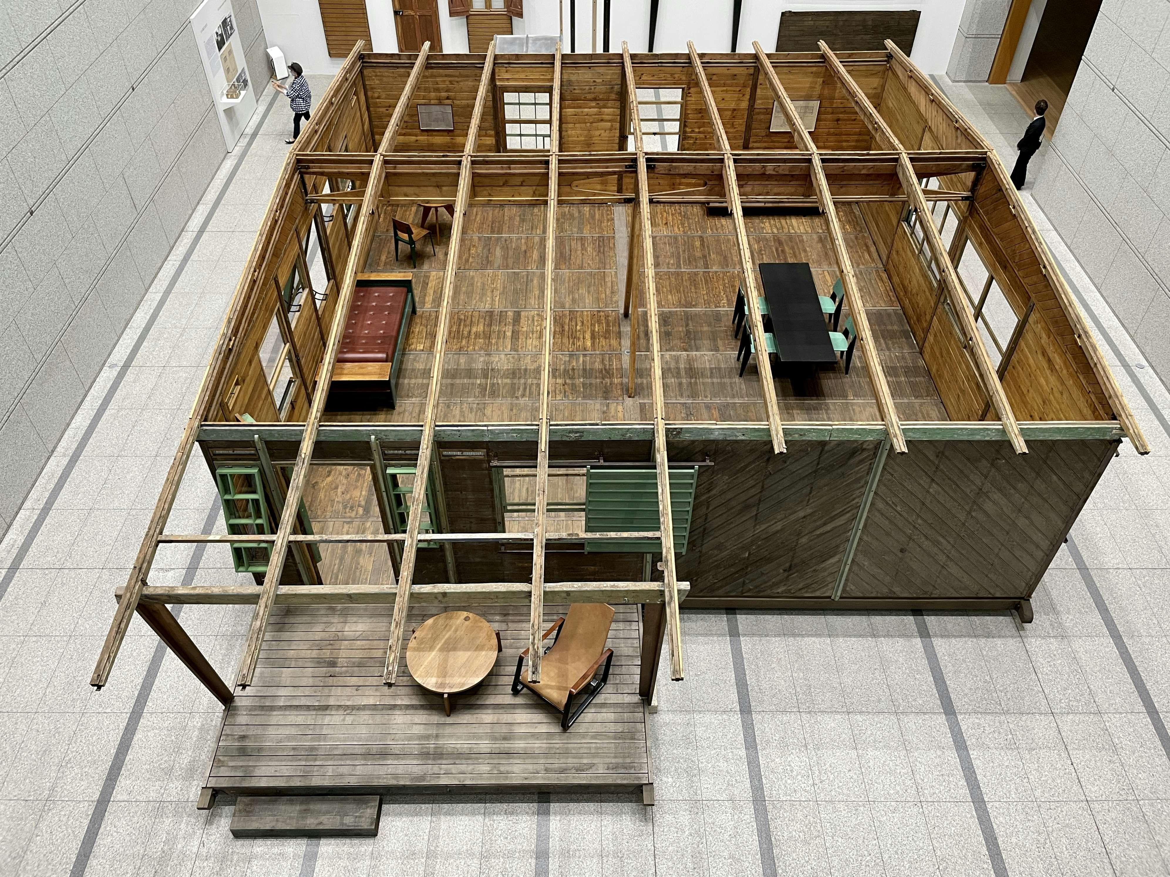 名作椅子から住宅まで。東京都現代美術館でジャン・プルーヴェの仕事の 