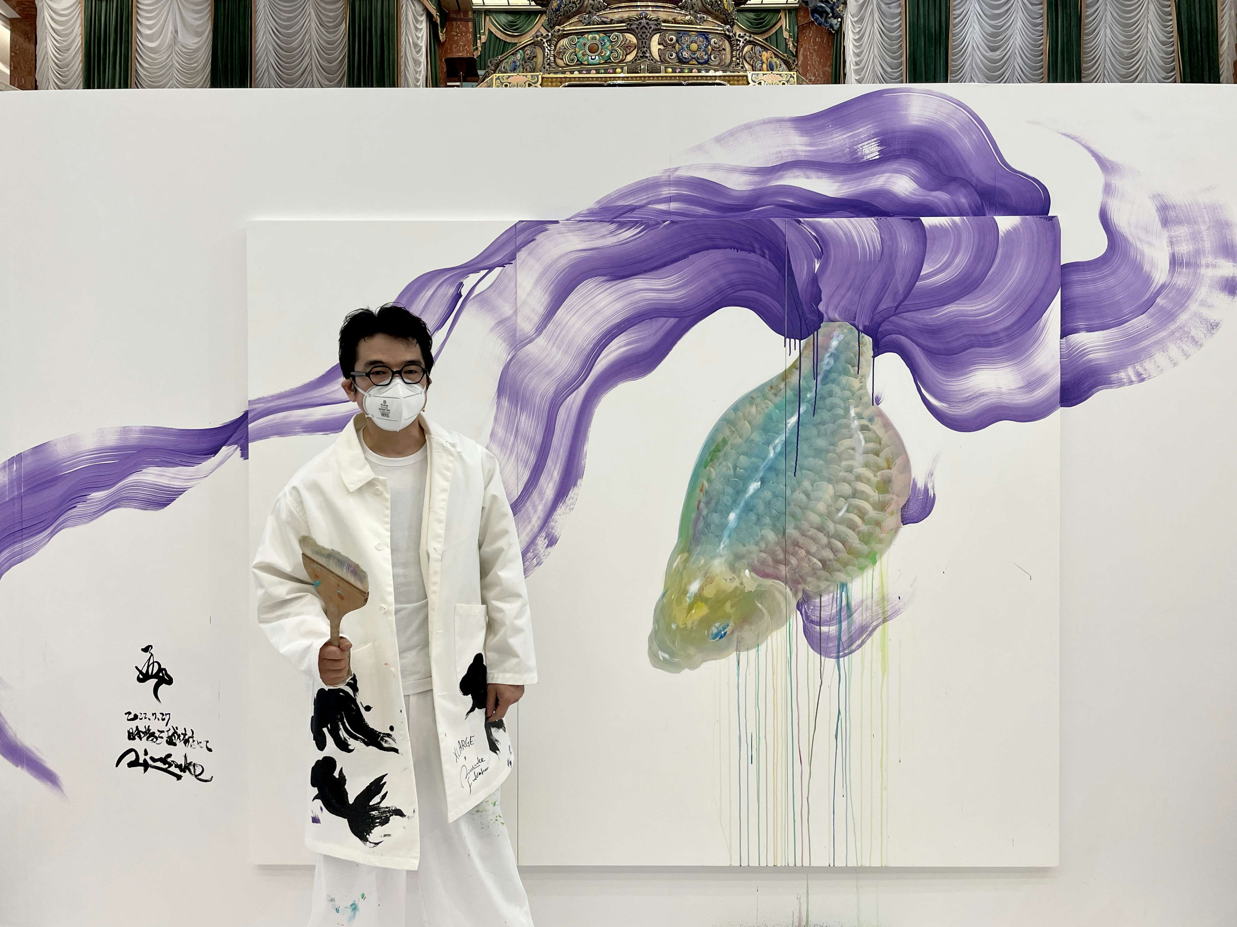 ライブペインティングも披露。金魚絵師・深堀隆介の個展が日本橋三越