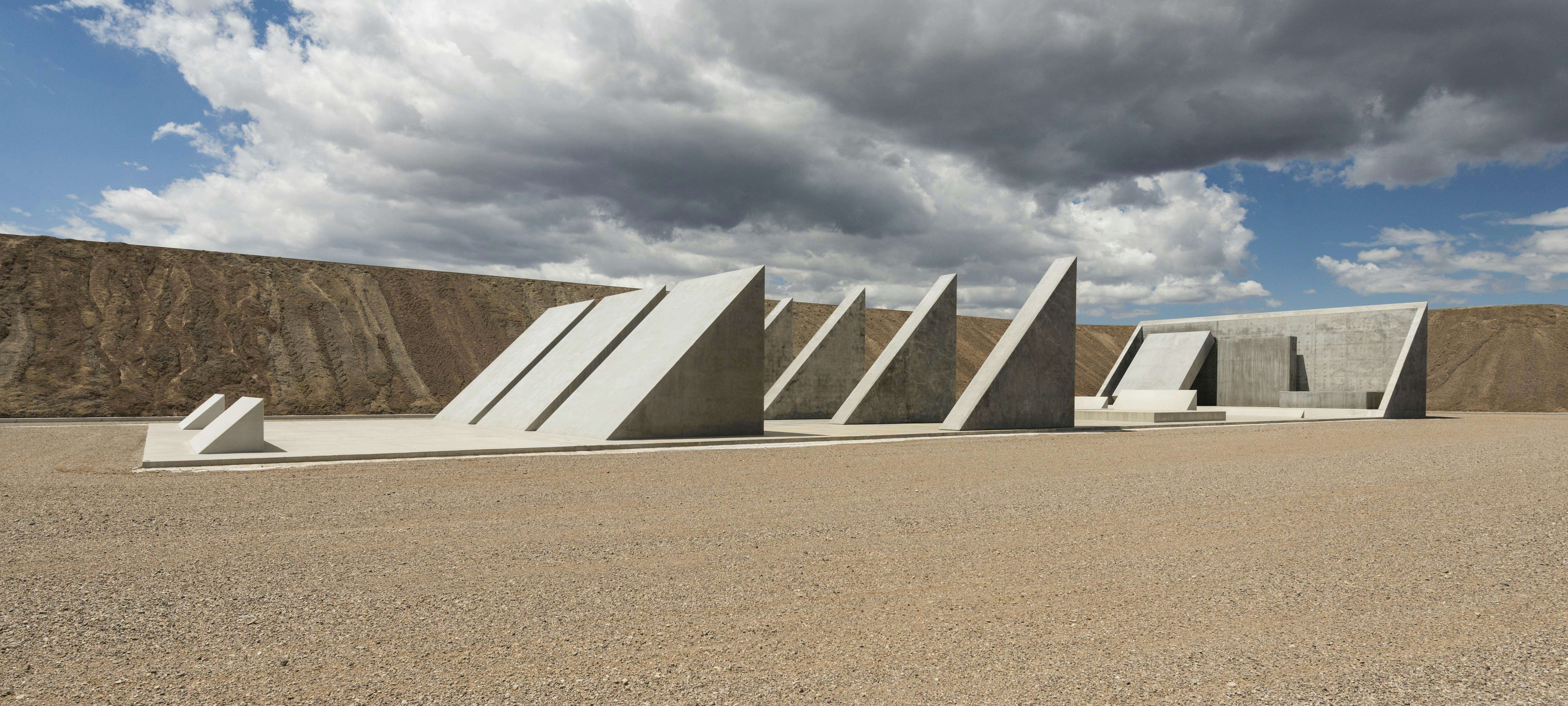 史上最大の現代美術作品。マイケル・ハイザーの《City》がネバダ州の砂漠で公開へ｜美術手帖
