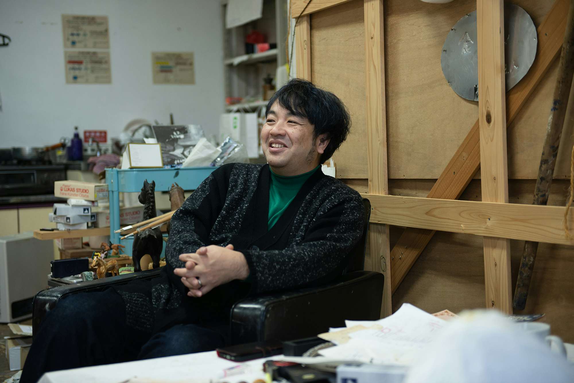 小林正人と鬼頭健吾。知己の二人が語る「二人展の特別感」|美術手帖