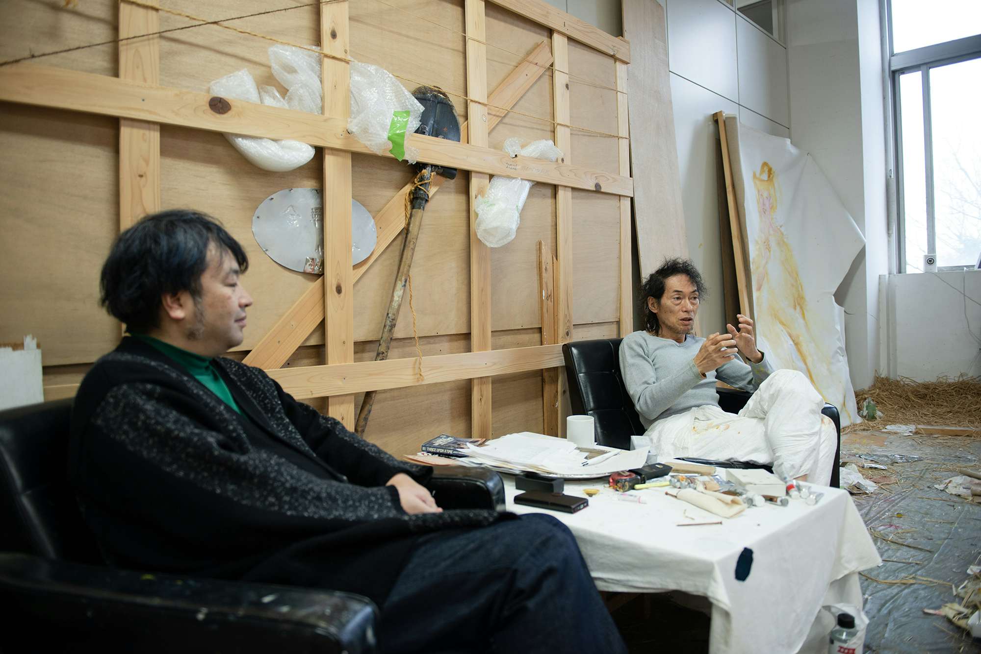 小林正人と鬼頭健吾。知己の二人が語る「二人展の特別感」|美術手帖