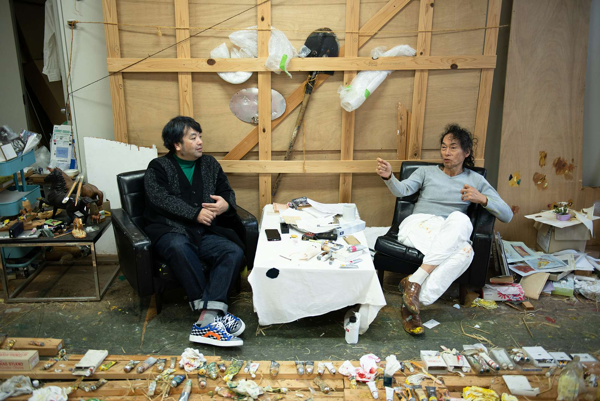 小林正人と鬼頭健吾。知己の二人が語る「二人展の特別感」|美術手帖