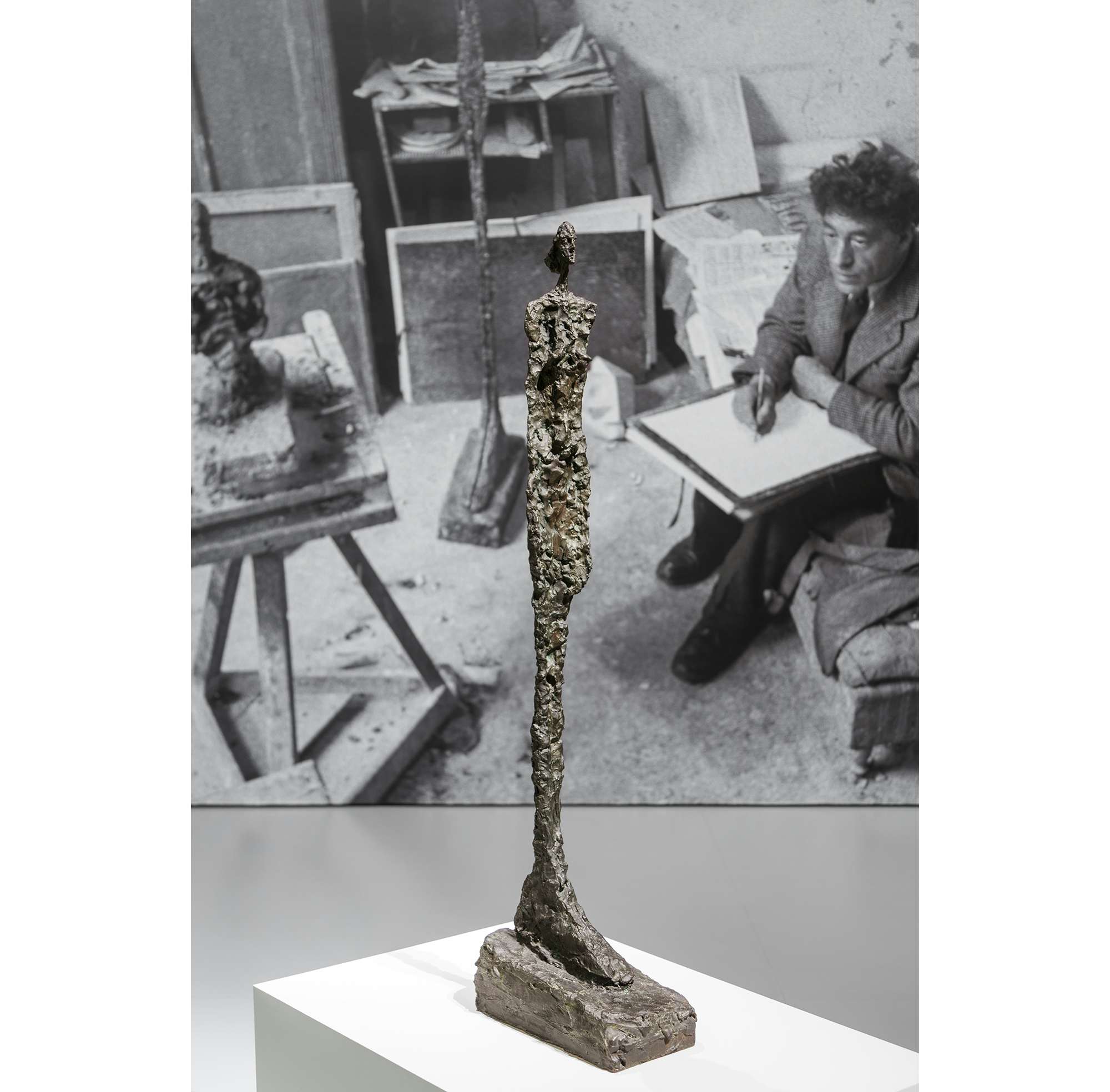 既知と未知、生と死を往還するアルベルト・ジャコメッティの彫刻｜美術手帖