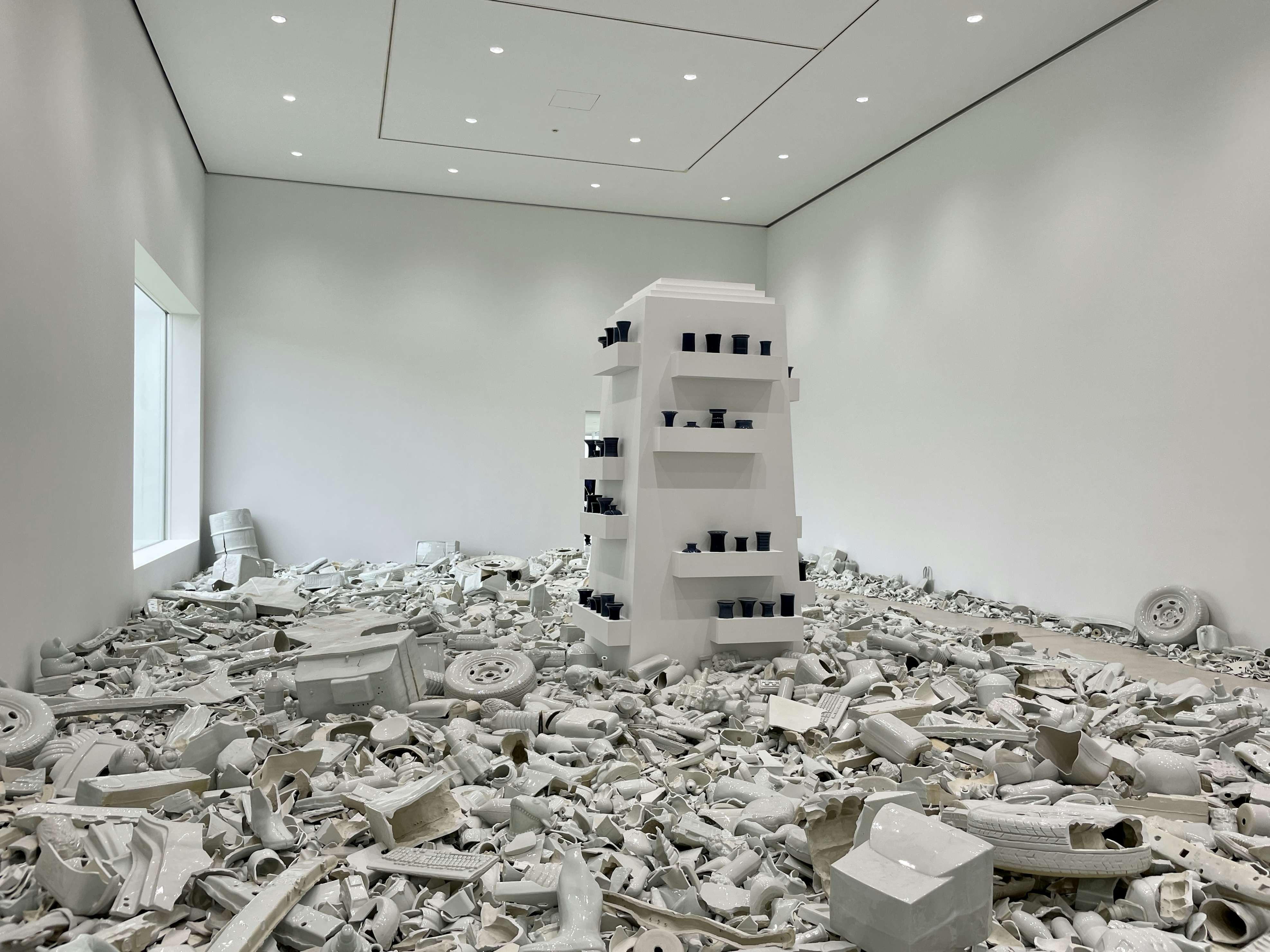 劉建華展「中空を注ぐ」で追う、磁器を媒体とした中国人芸術家の創作と