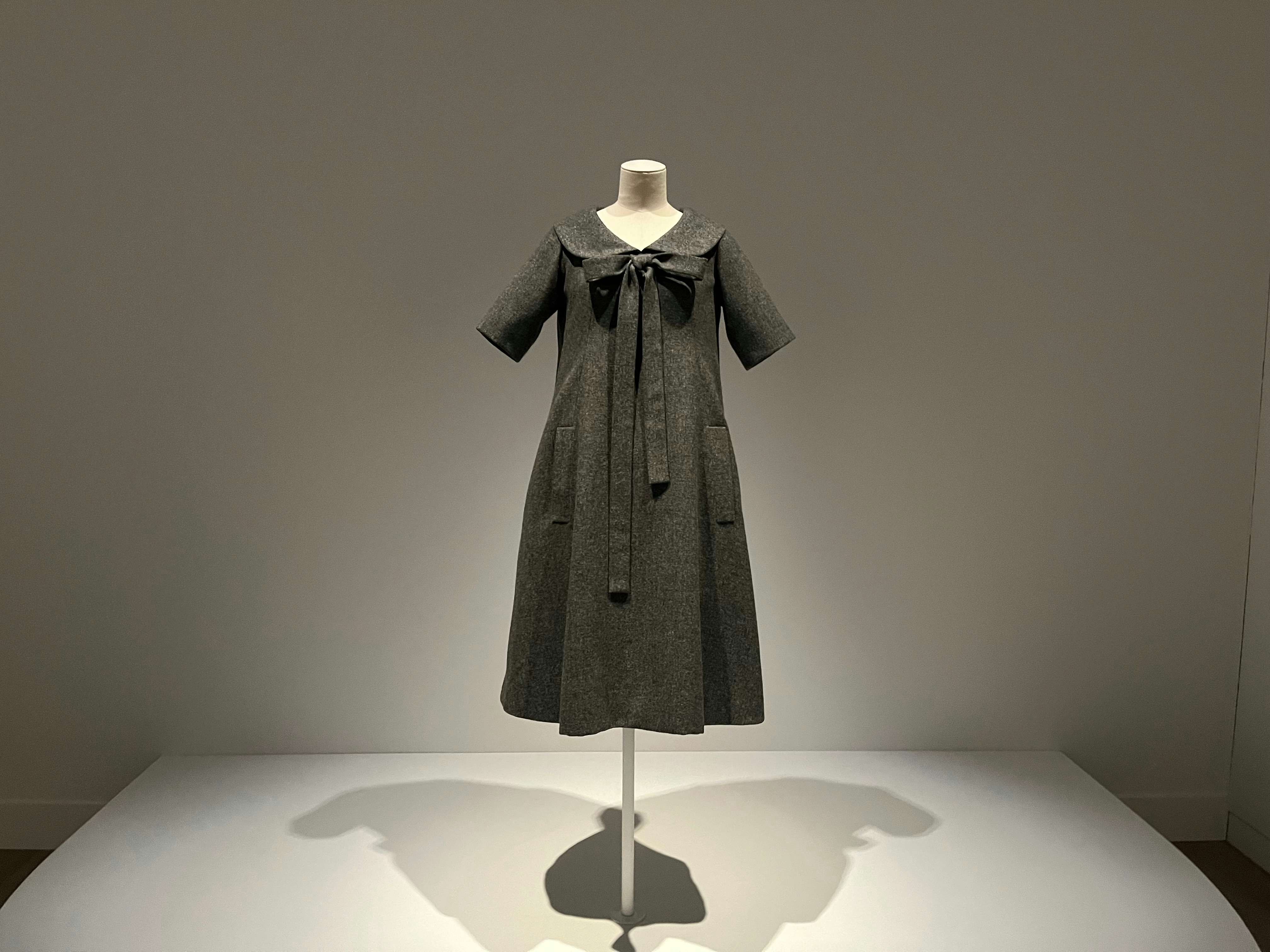 イヴ・サンローランが歩んだ現代ファッションに至る道。国立新美術館で 