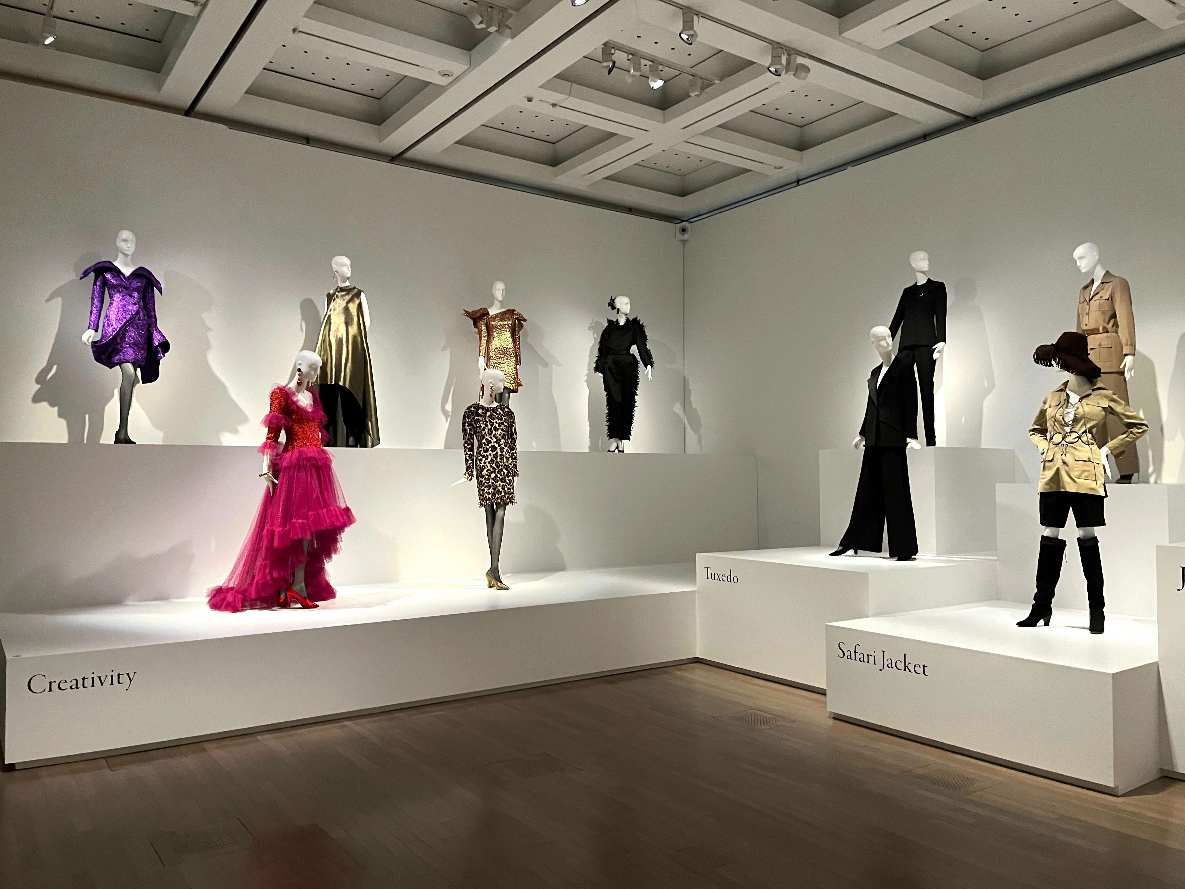 イヴ・サンローランが歩んだ現代ファッションに至る道。国立新美術館で