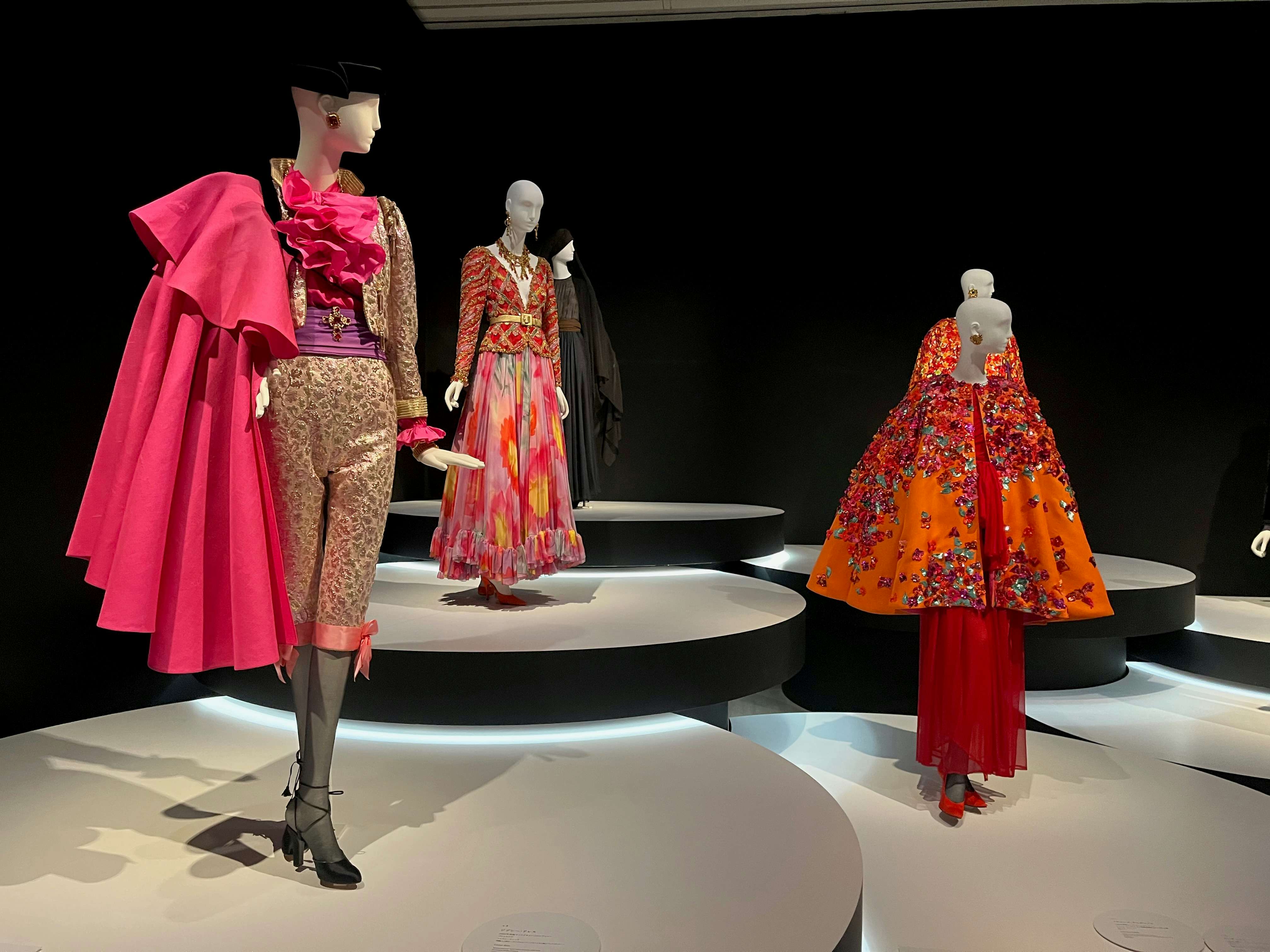 イヴ・サンローランが歩んだ現代ファッションに至る道。国立新美術館で