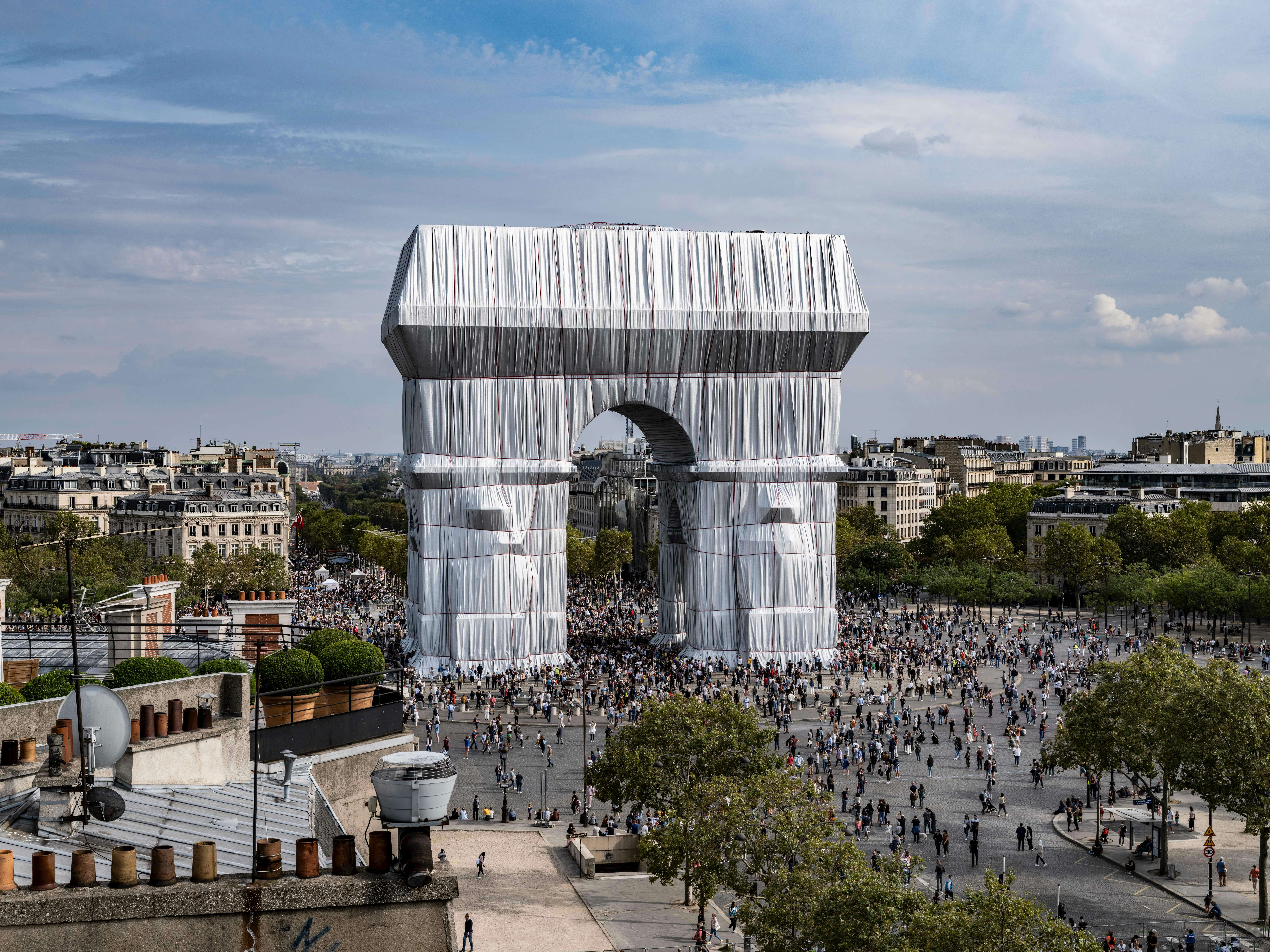 クリストとジャンヌ＝クロードの「包まれた凱旋門」に新しい生命を吹き込む。パリ五輪のためにリサイクルへ｜美術手帖