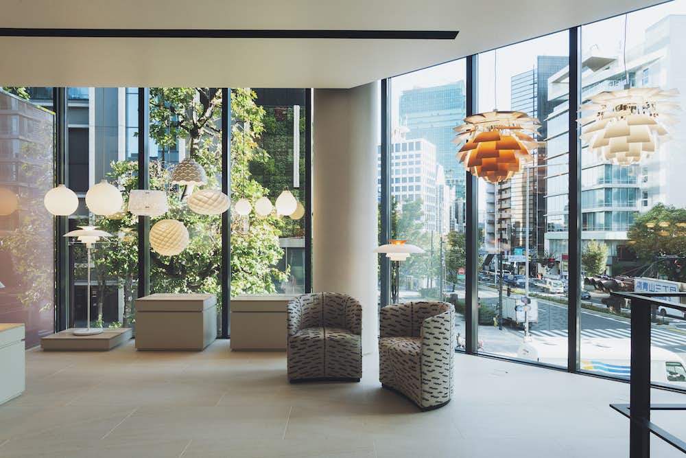 ヤコブセンやパントンの名作が集結。ルイスポールセンが世界初の直営店を東京にオープン|美術手帖