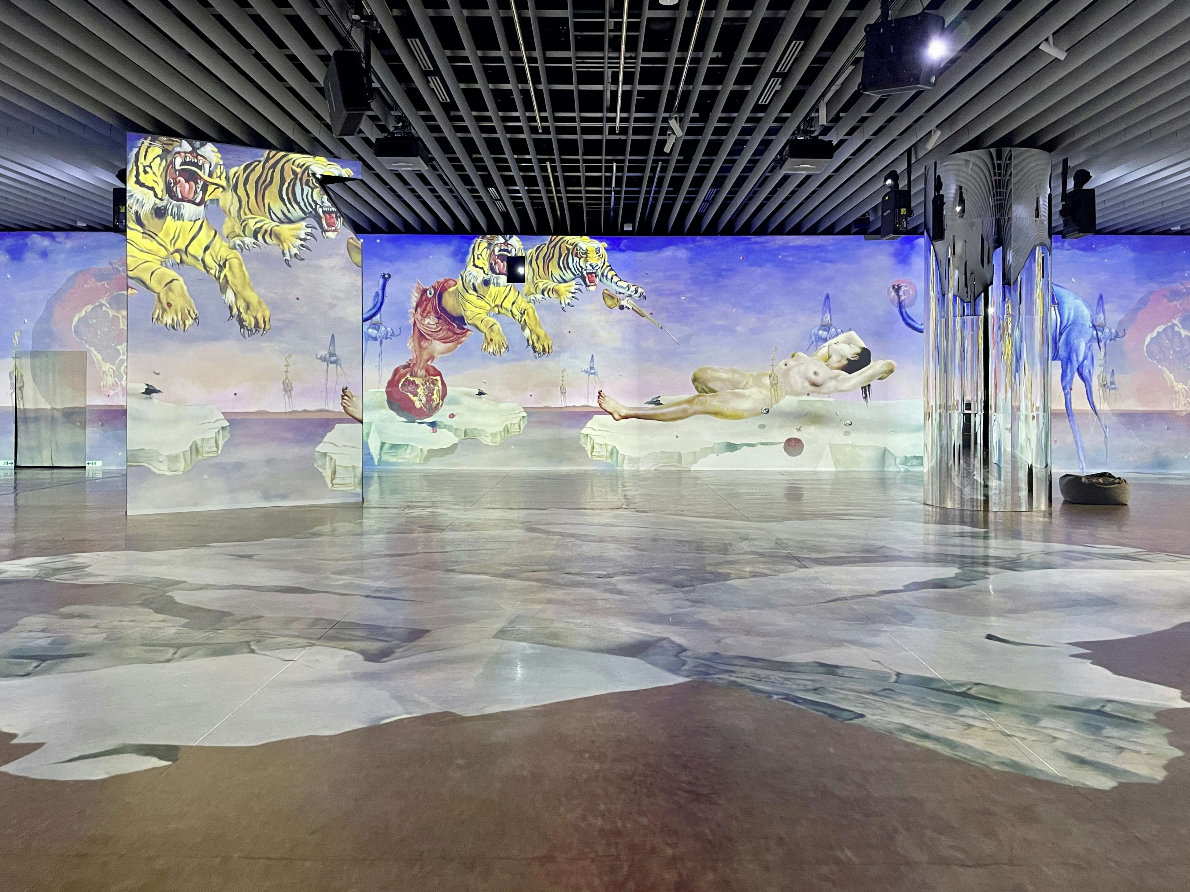 360度の巨大映像空間でダリ芸術の本質に迫る。角川武蔵野ミュージアムで没入型展覧会がスタート｜美術手帖
