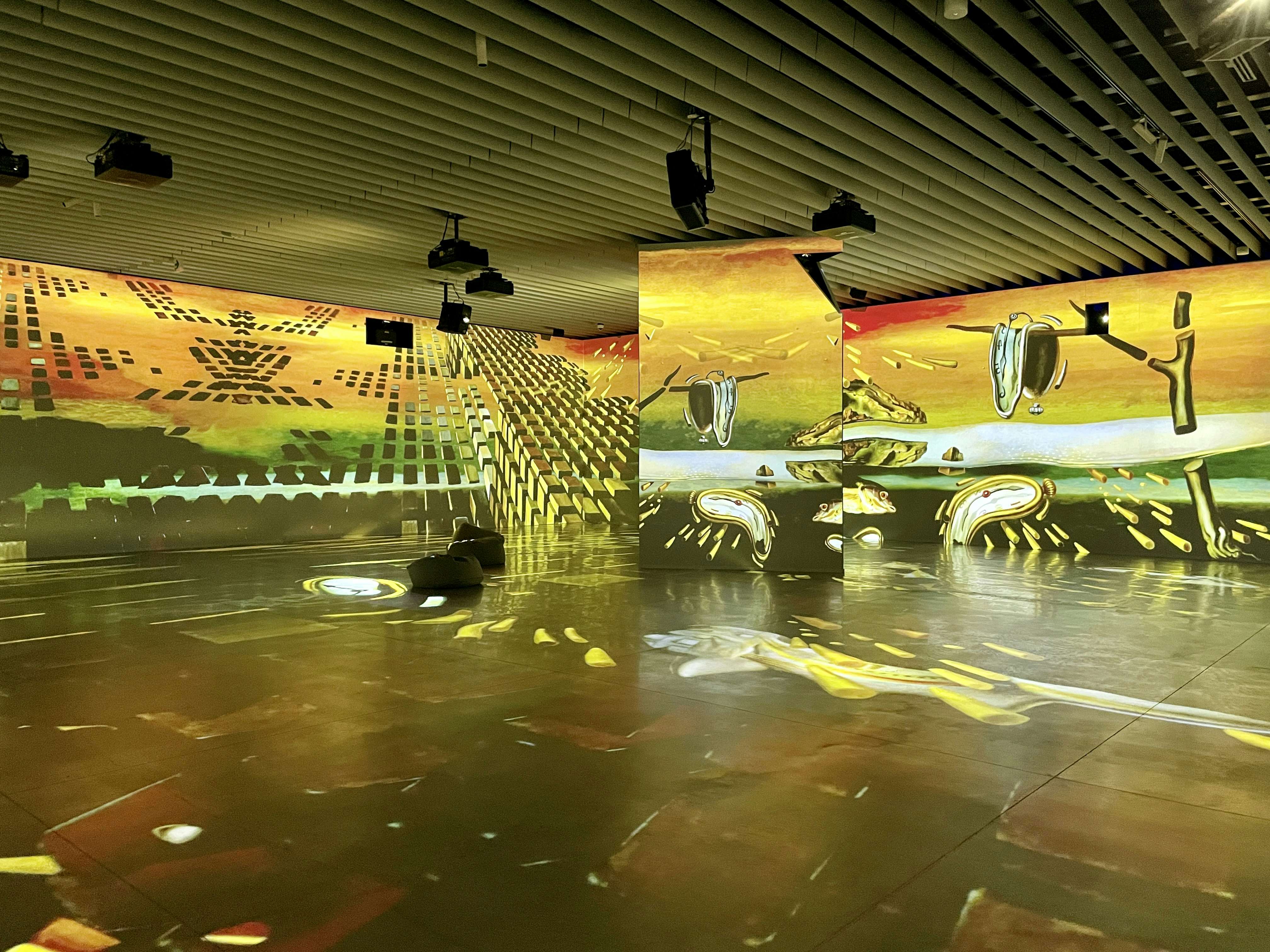 360度の巨大映像空間でダリ芸術の本質に迫る。角川武蔵野ミュージアムで没入型展覧会がスタート｜美術手帖