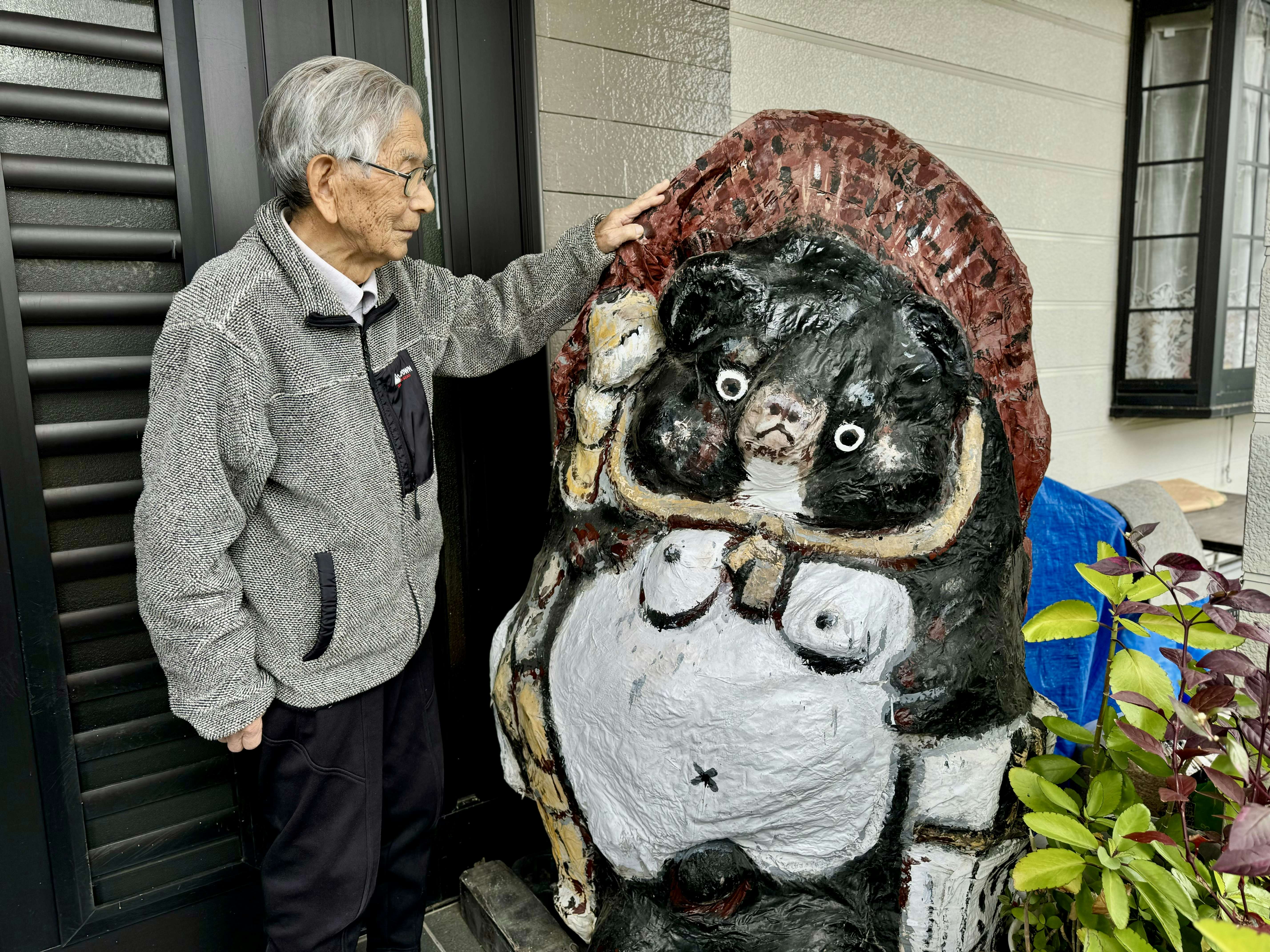 櫛野展正連載「アウトサイドの隣人たち」： 90代の芸術道｜美術手帖