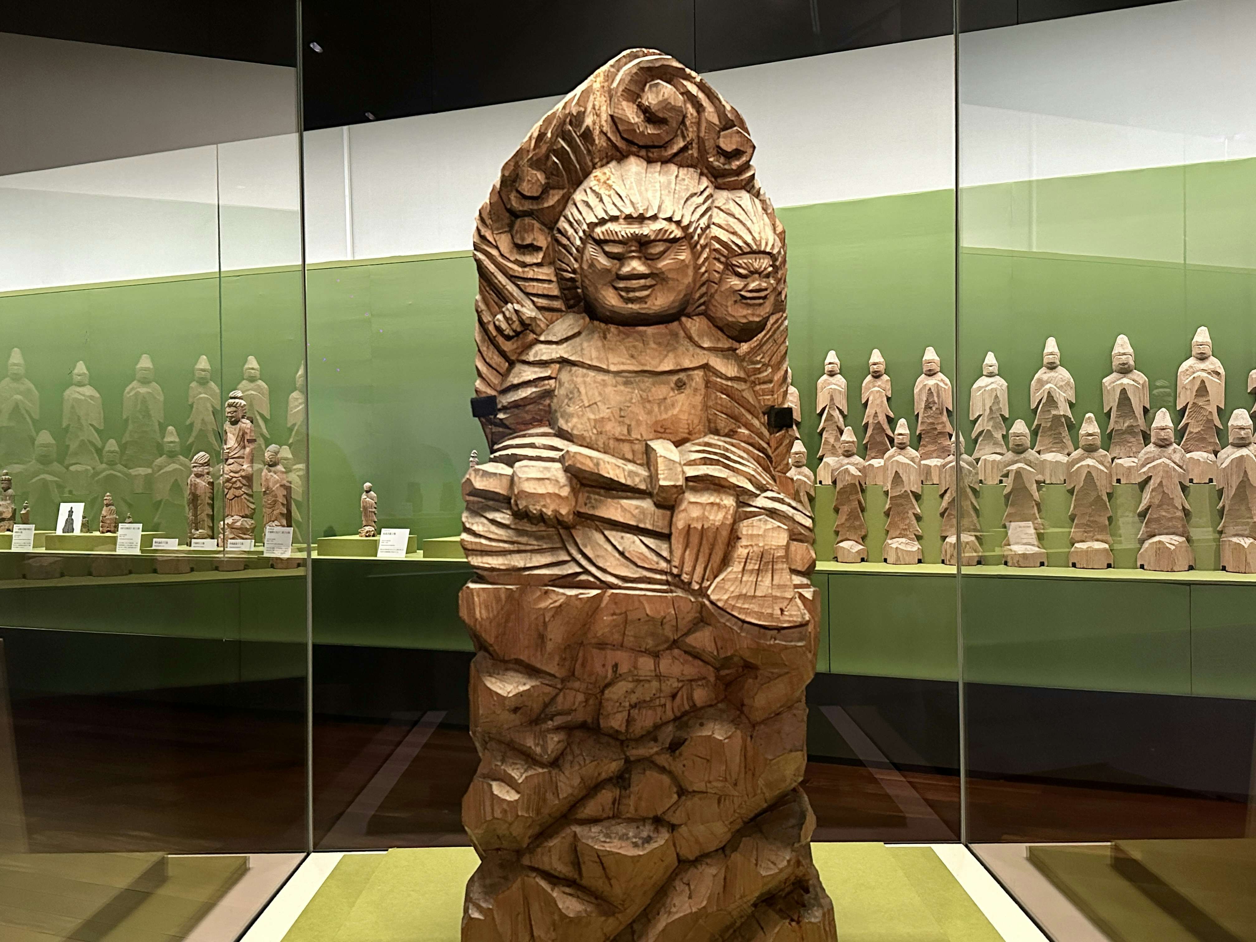 円空の仏、約160体があべのハルカス美術館に集結。両面宿儺坐像や生涯伝える資料も｜美術手帖