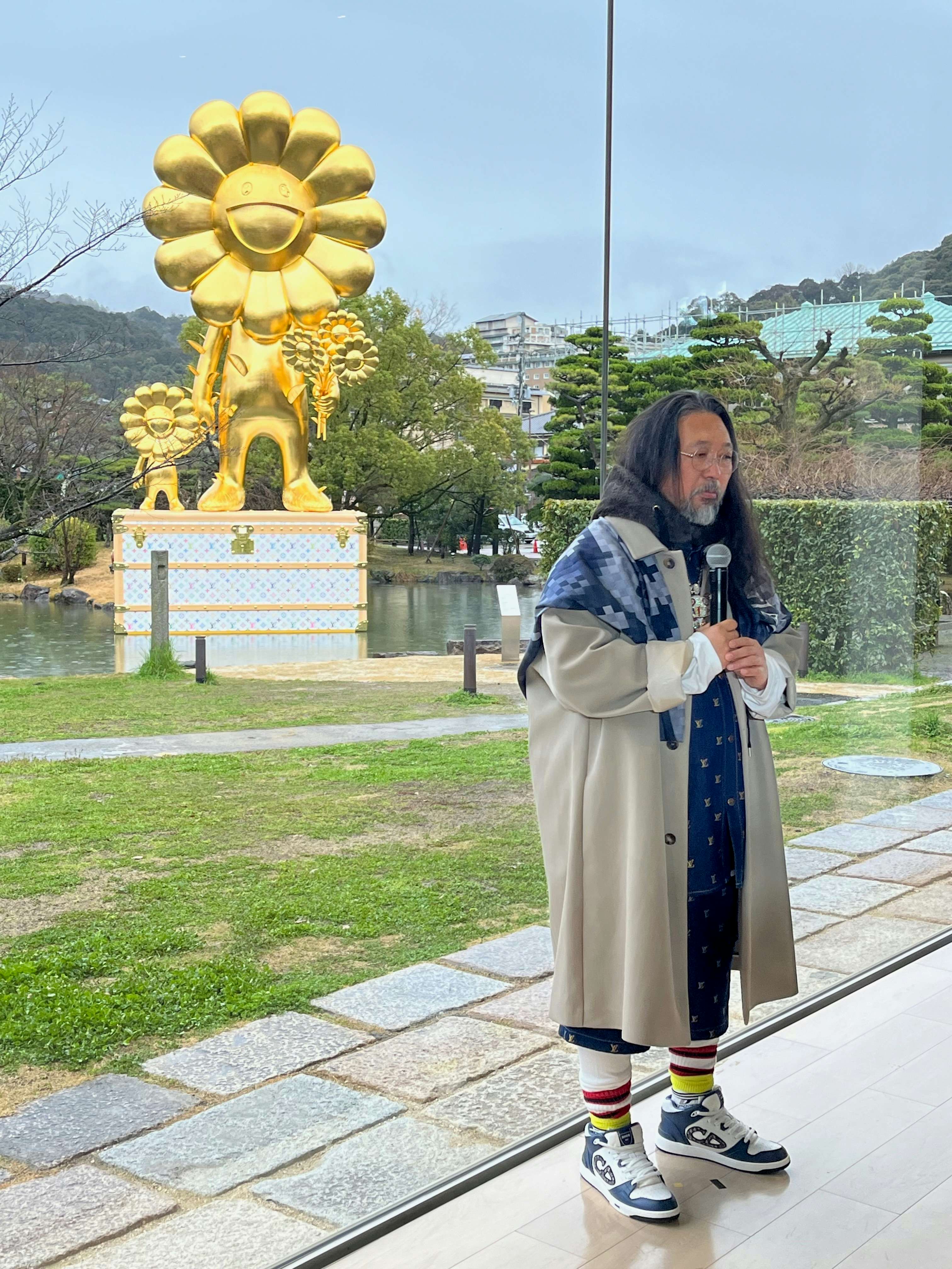 村上隆とルイ・ヴィトンのコラボレーション。巨大彫刻が京都市京セラ 