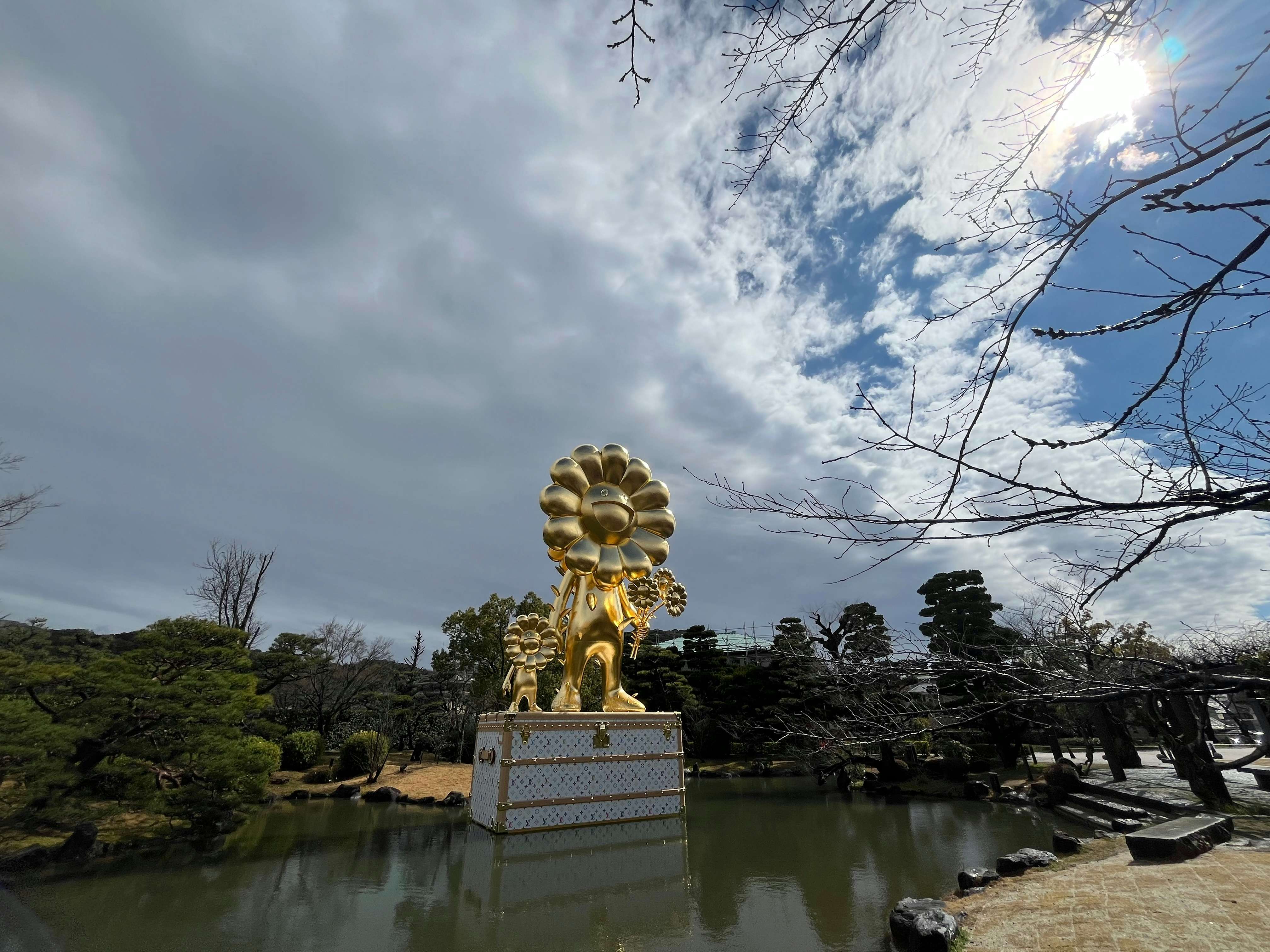 村上隆とルイ・ヴィトンのコラボレーション。巨大彫刻が京都市京セラ 