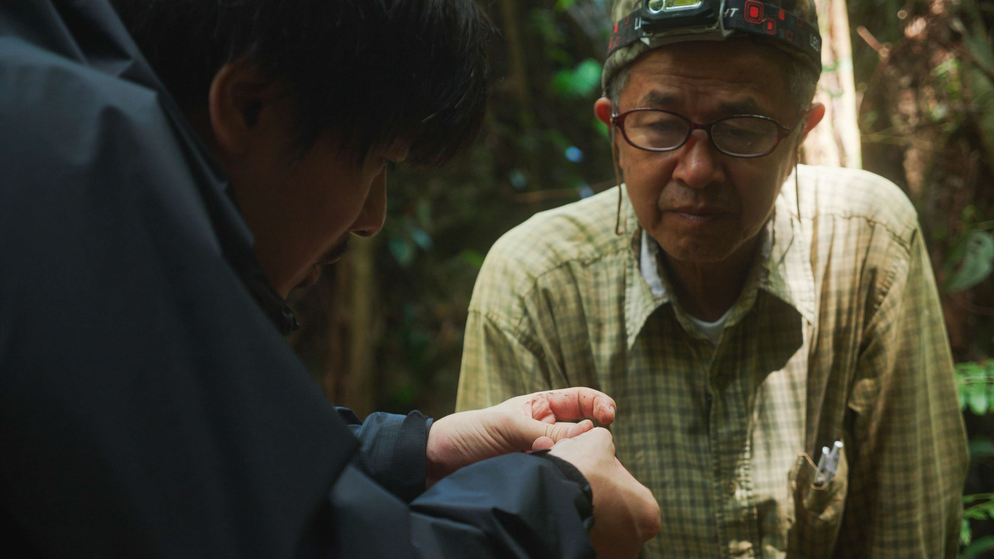 行動が祈りになるとき。ガマフヤー 具志堅隆松を追うドキュメンタリー映画『骨を掘る男』｜美術手帖