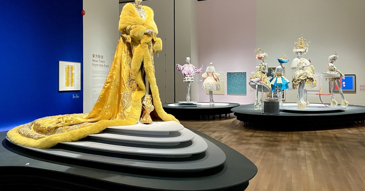 時を超えるクチュール。香港のM+が見せる、デザイナー グオ・ペイの創造とアートの対話|美術手帖