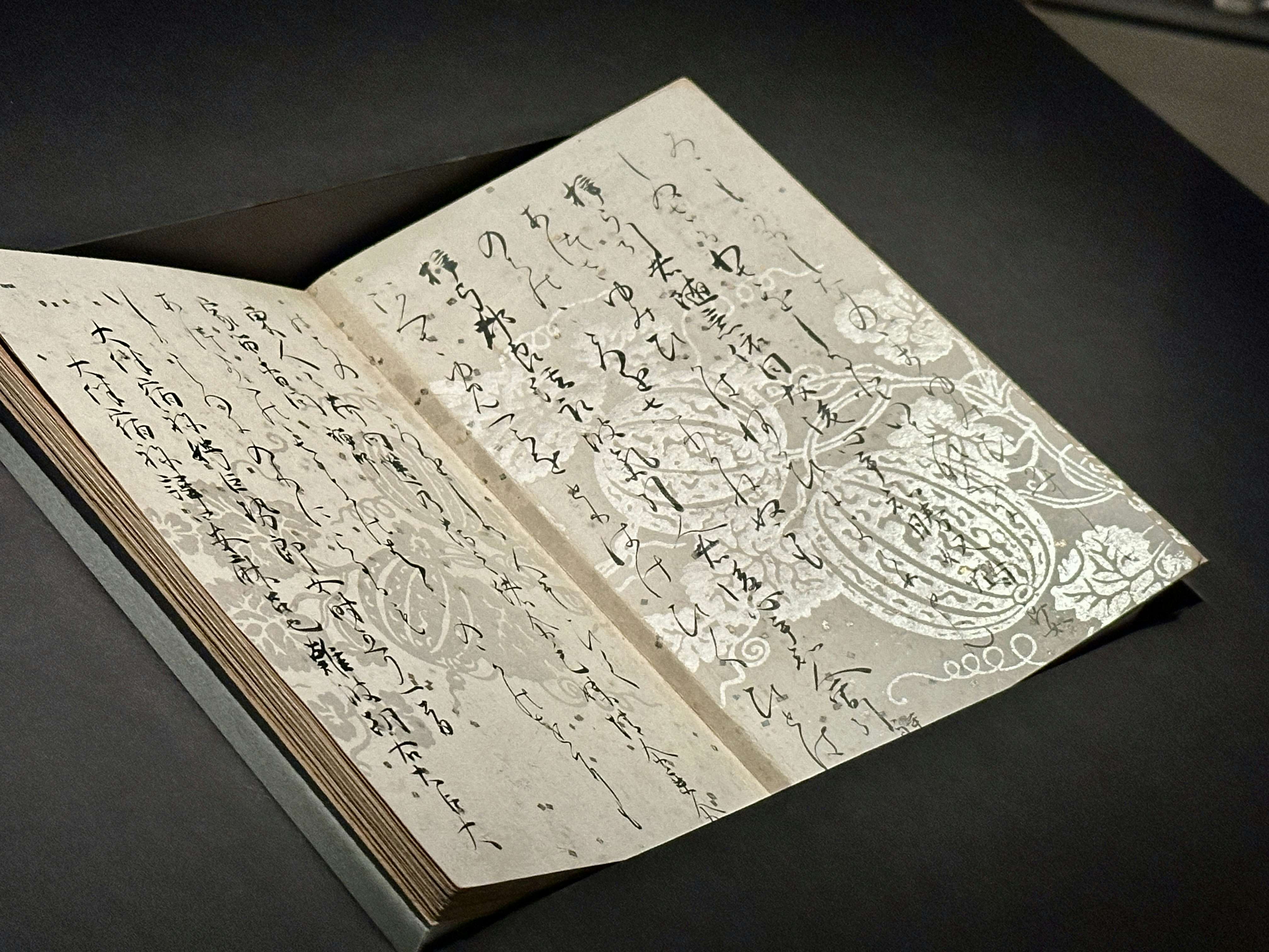 「公家の書－古筆・絵巻・古文書」「皇室の美術振興－日本近代の絵画・彫刻・工芸」（皇居三の丸尚蔵館）開幕レポート｜美術手帖