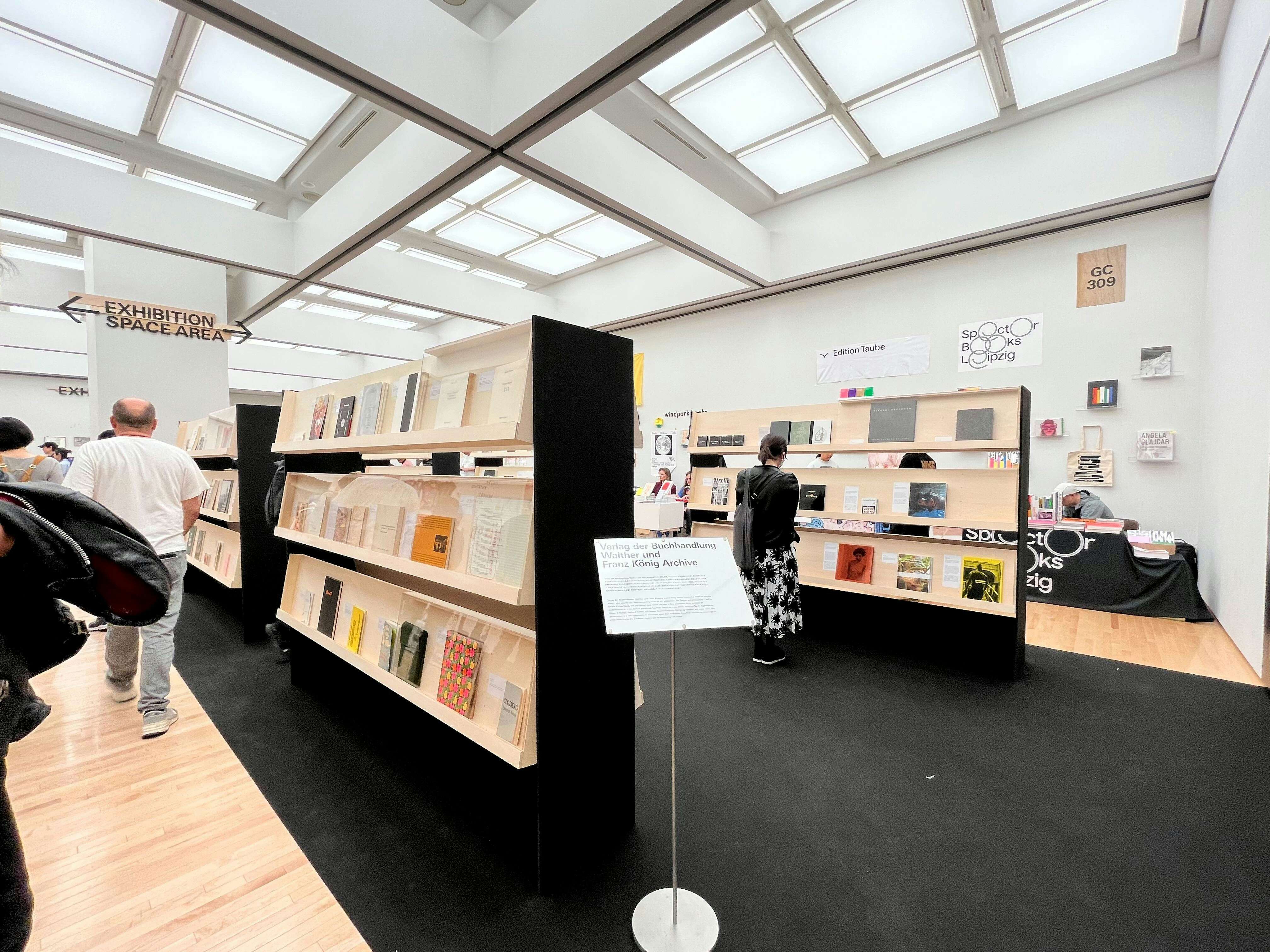 図録 横尾忠則 大公開制作劇場 〜本日、美術館で事件を起こす