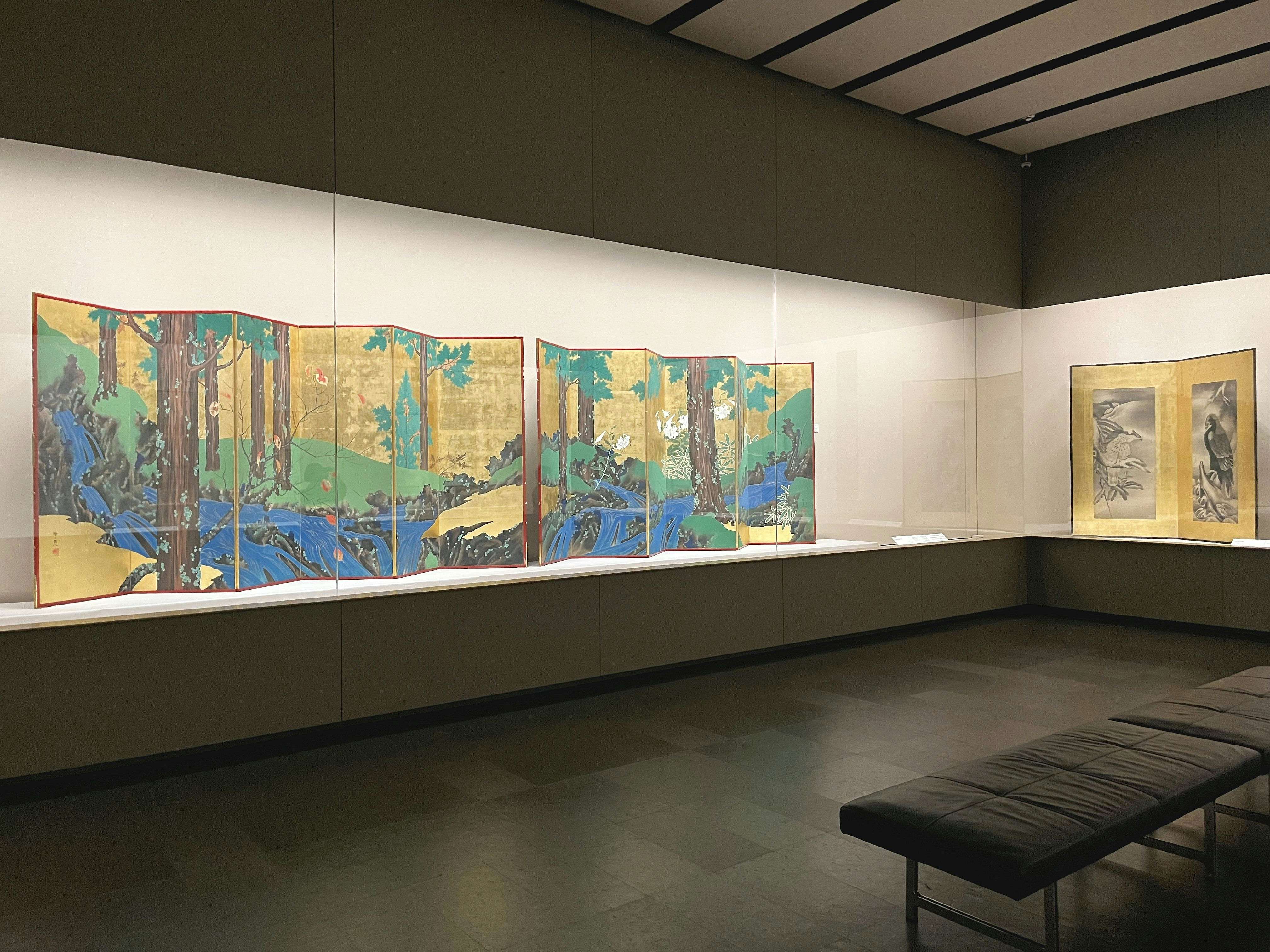 根津美術館で恒例「国宝・燕子花図屛風」公開。重文の屛風も同時