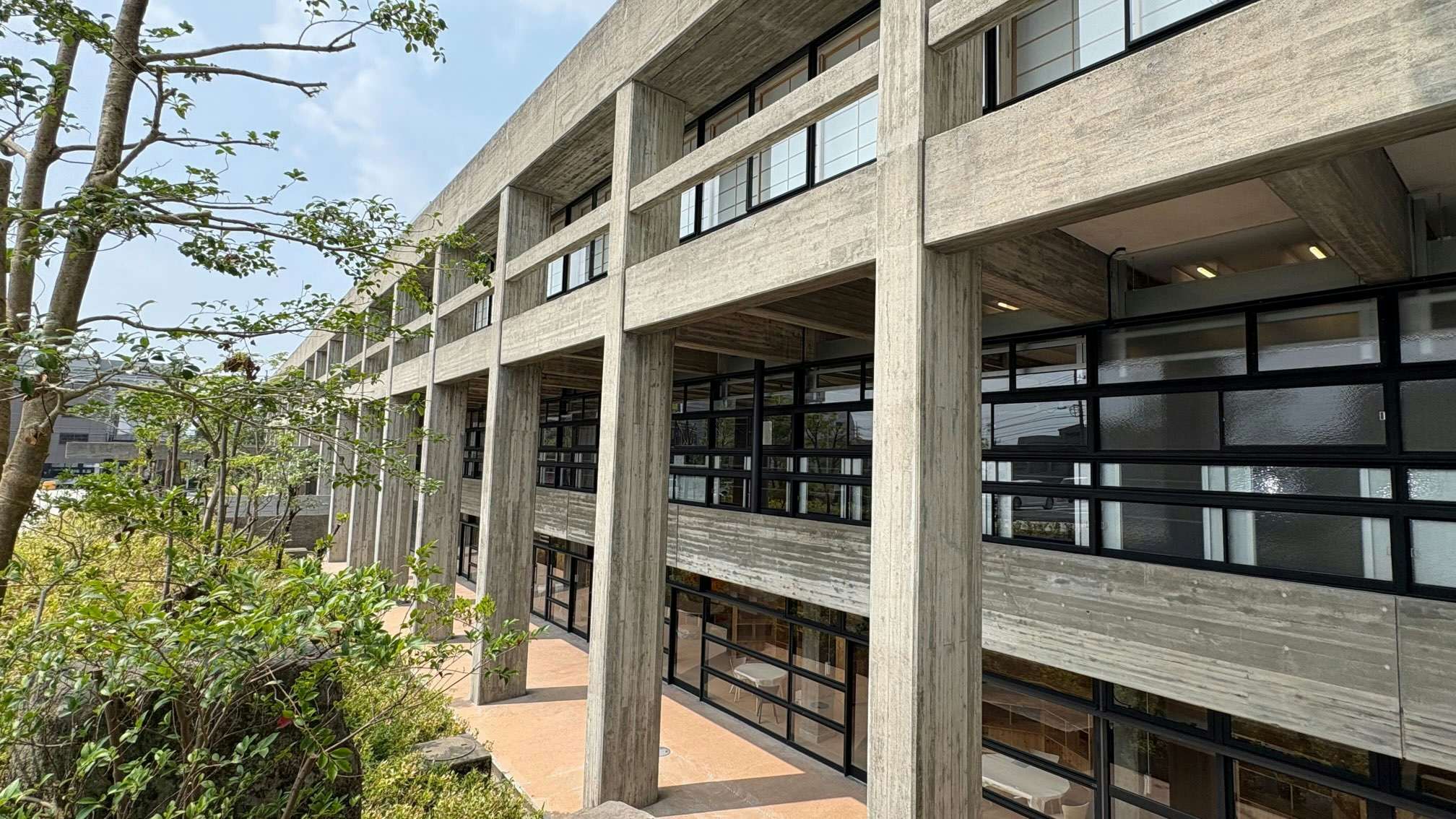 塗り壁と建築/朝倉書店/馬場明生（大型本） 坂倉準三建築の名作がホテルとして再生。公共図書館と一体となっ