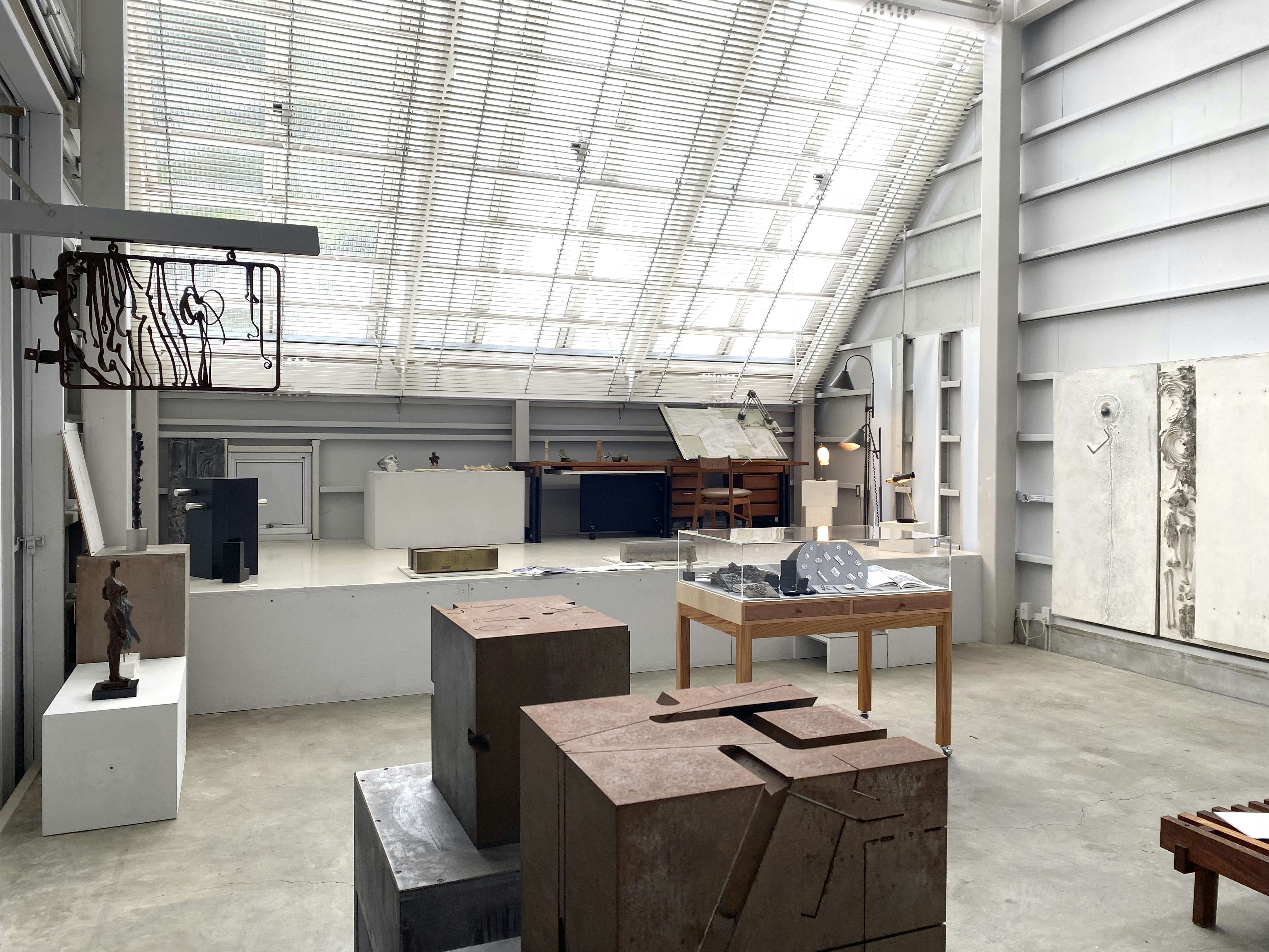 ガラスを通して浮かび上がる記憶の痕跡。佐々木類の個展「不在の