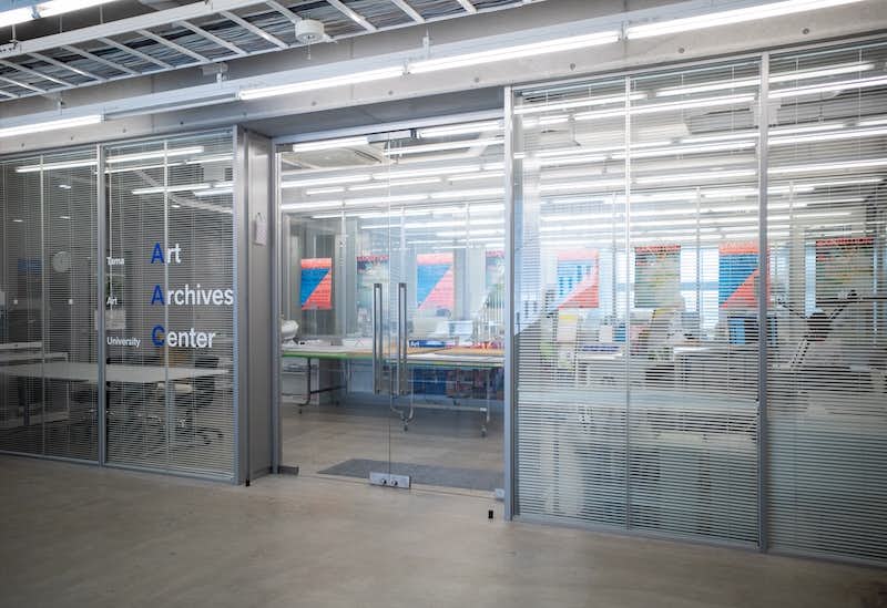 身につけ、持ち歩く井田幸昌。京都市京セラ美術館の「Panta Rhei