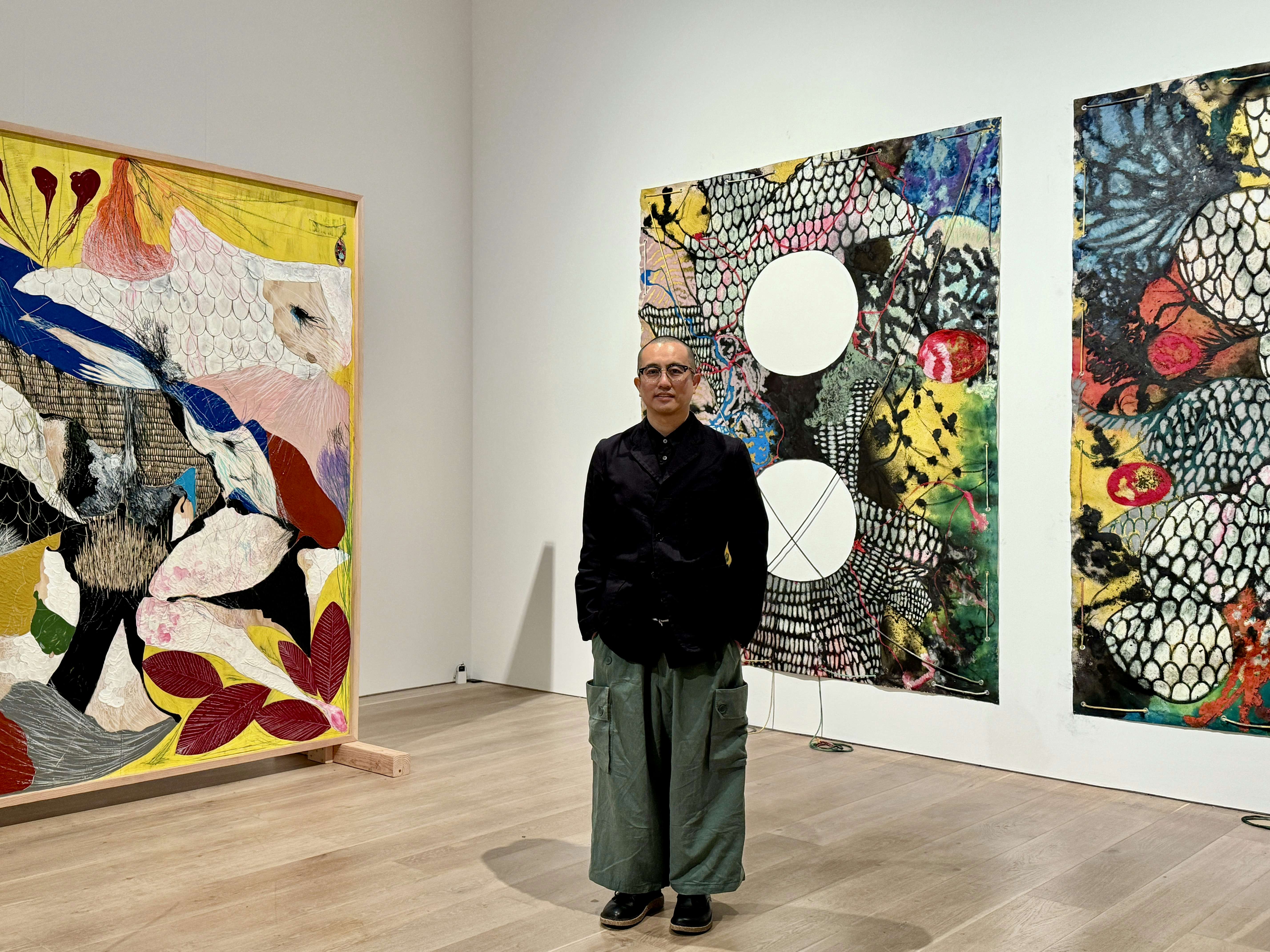 森美術館で「ロン・ミュエク」展が来春開催。巨大な頭蓋骨の彫刻100点によるインスタレーションも|美術手帖