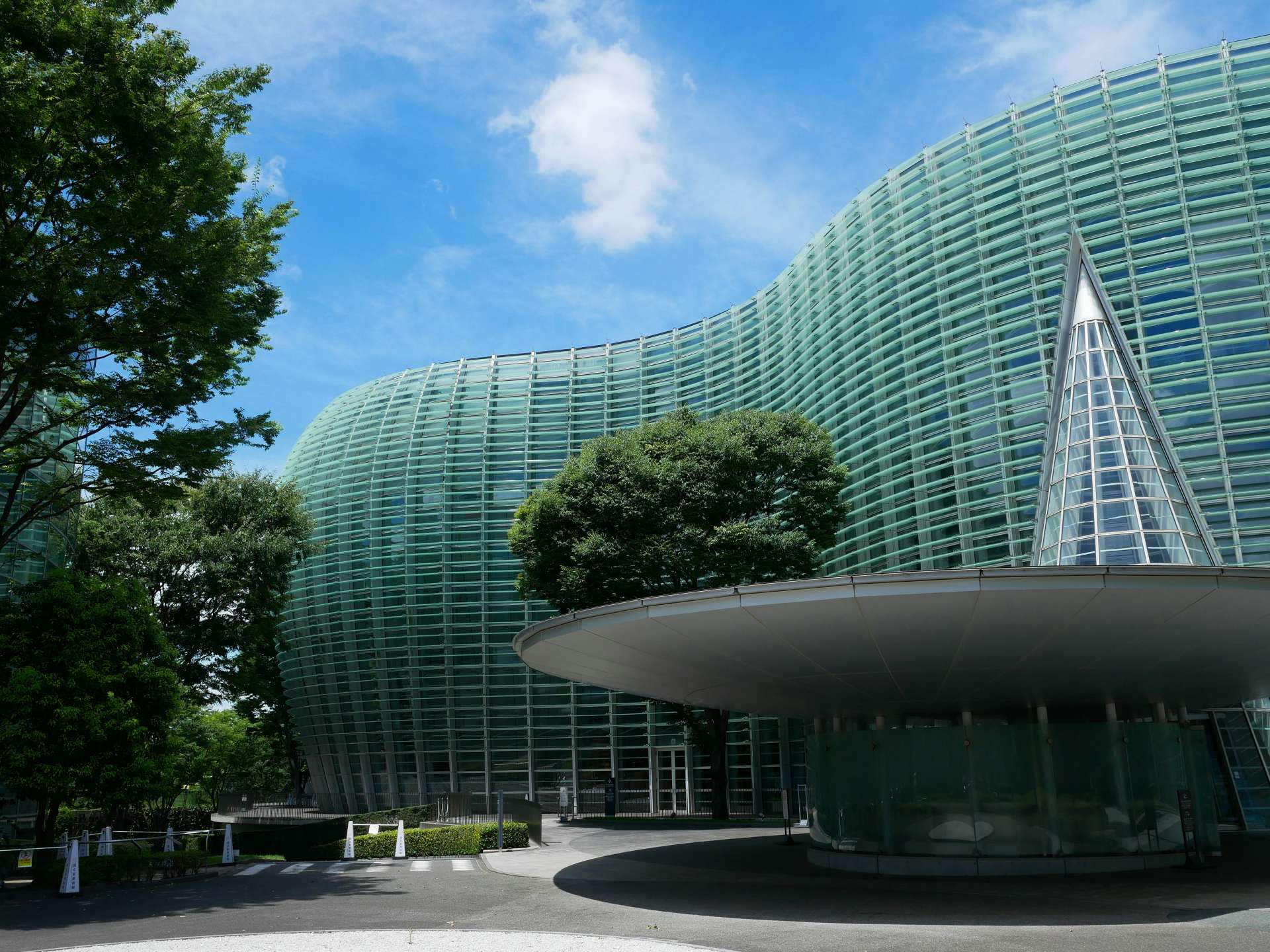 空間で展開される色光。細倉真弓「CYALIUM」展｜美術手帖