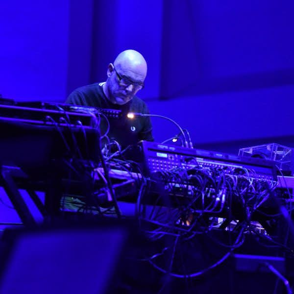 死者と生者が紡ぐ 後美術 劇 椹木野衣が見た 冨田勲の追悼公演 美術手帖 死者と生者が紡ぐ 後美術 劇 椹木野衣が見た 冨田勲の追悼公演 美術手帖