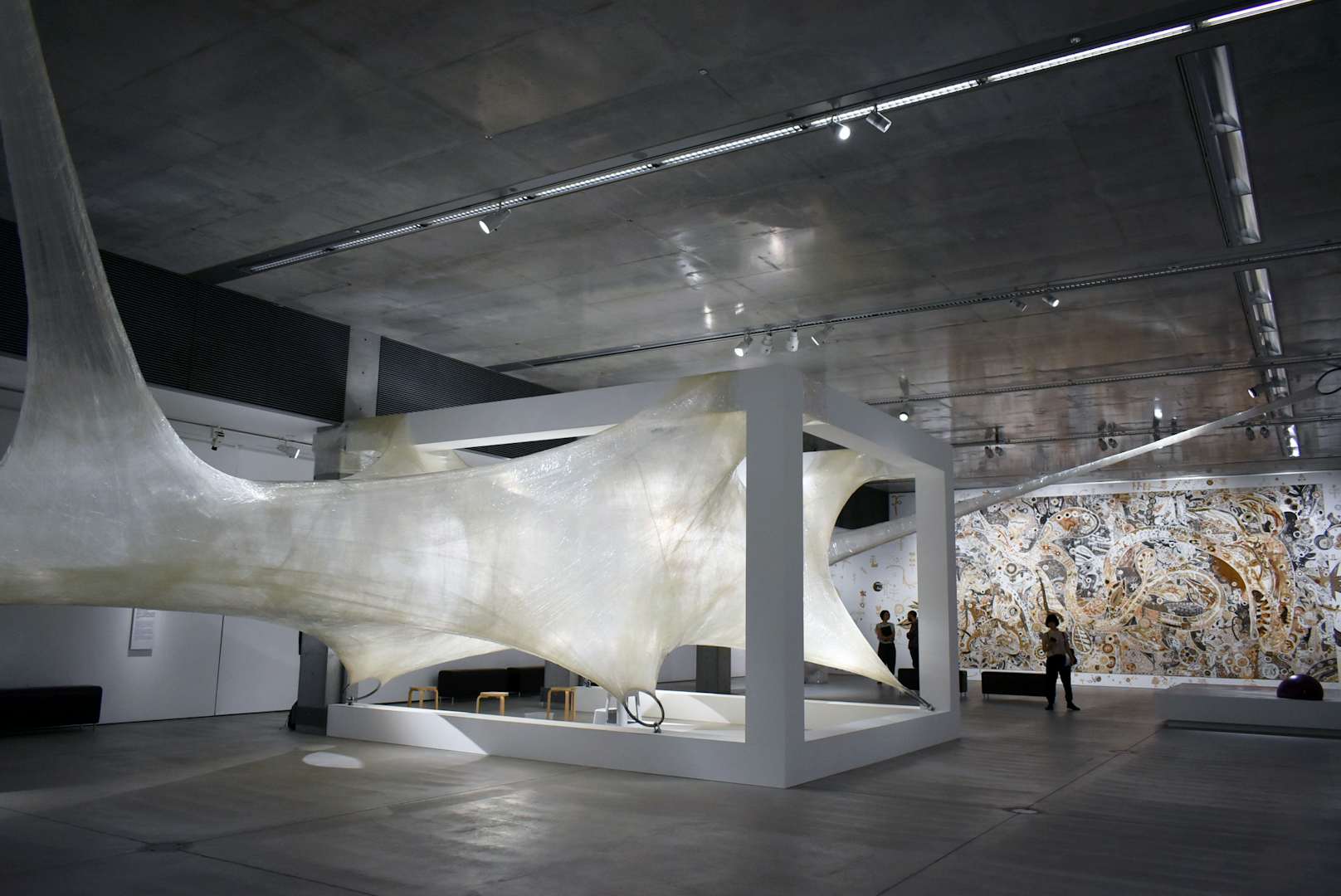 美術館にホテルがオープン 8組のアーティストが見せる そこまでやるか なプロジェクト 美術手帖