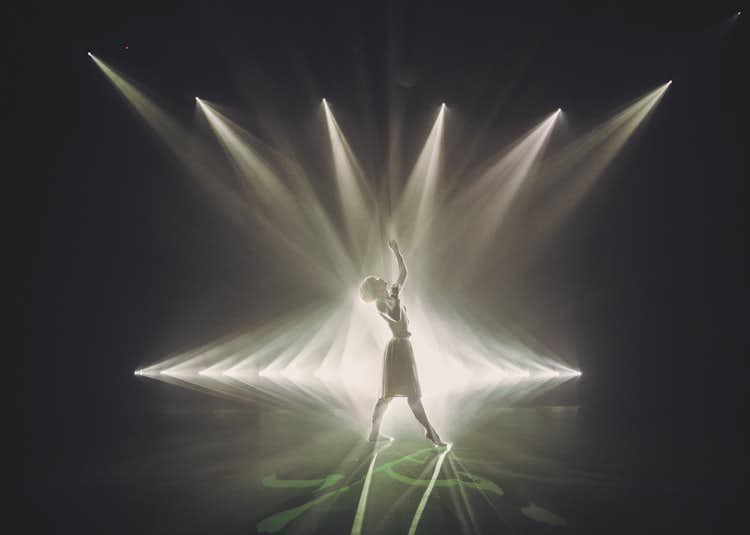 真鍋大度と阿部一直が語る、 
ダン・フレイヴィンから連なる
「メディア・アートへの系譜」