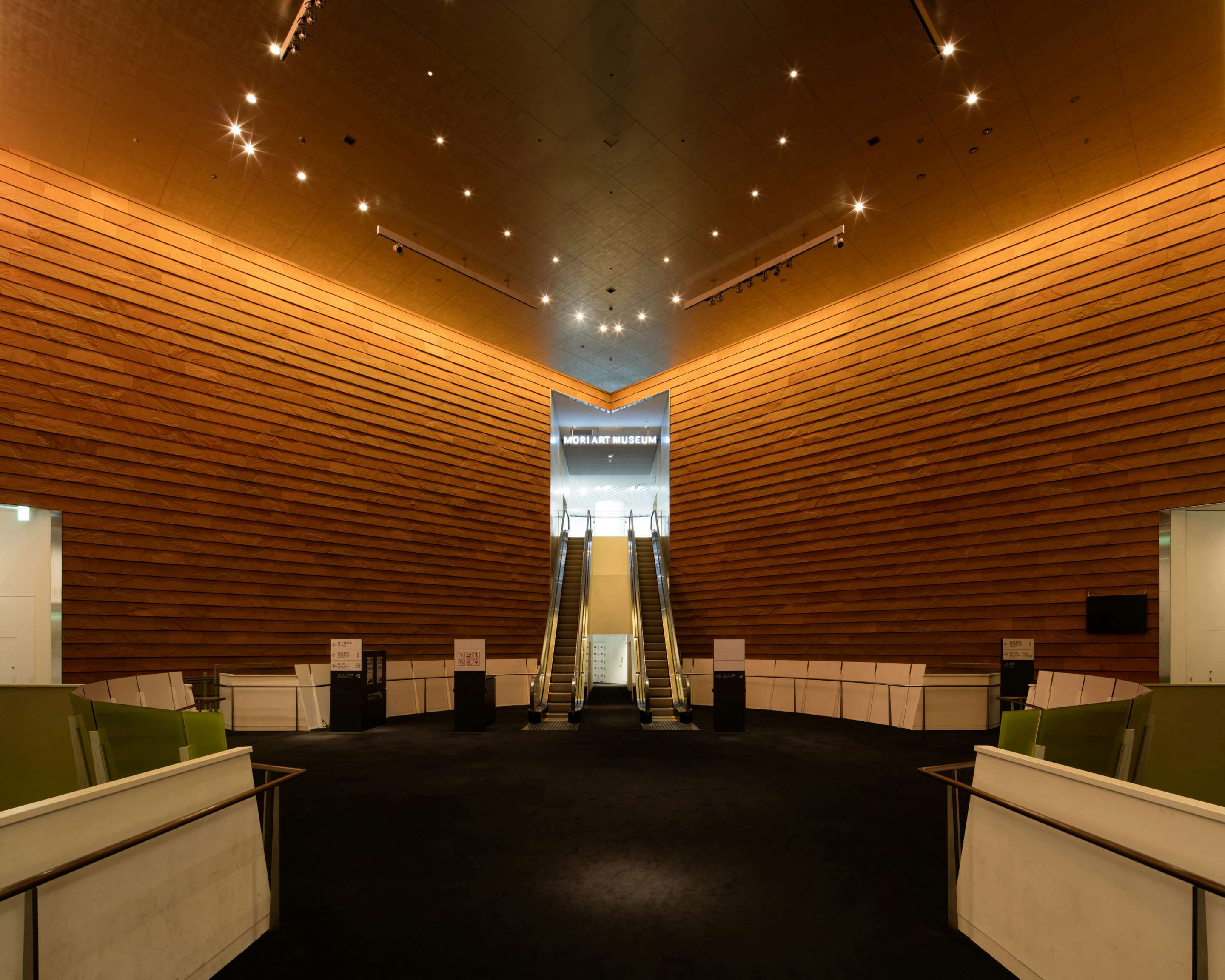 森美術館ミュージアムショップ 美術手帖