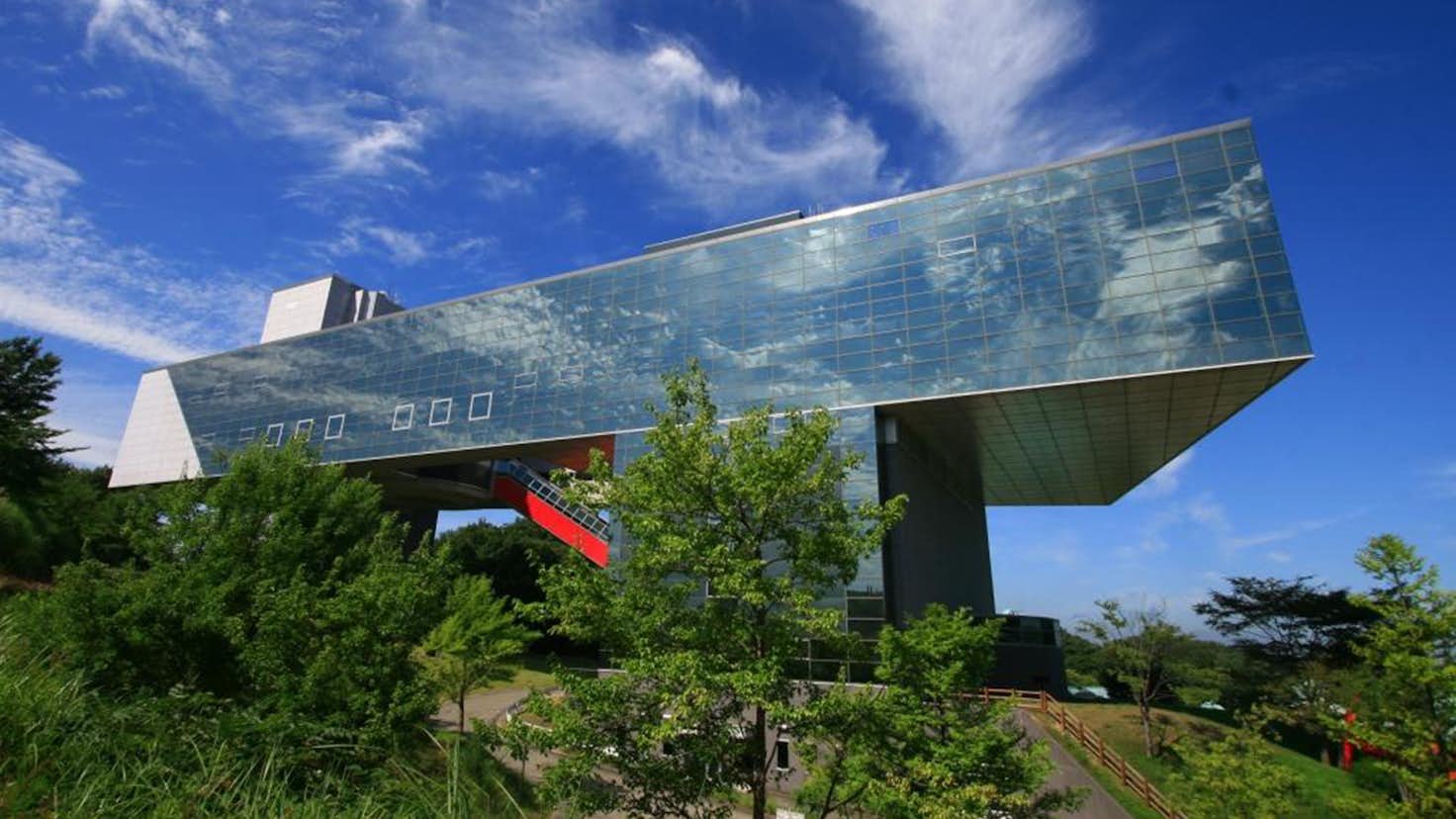 秋田県立近代美術館 美術手帖 秋田県立近代美術館 美術手帖